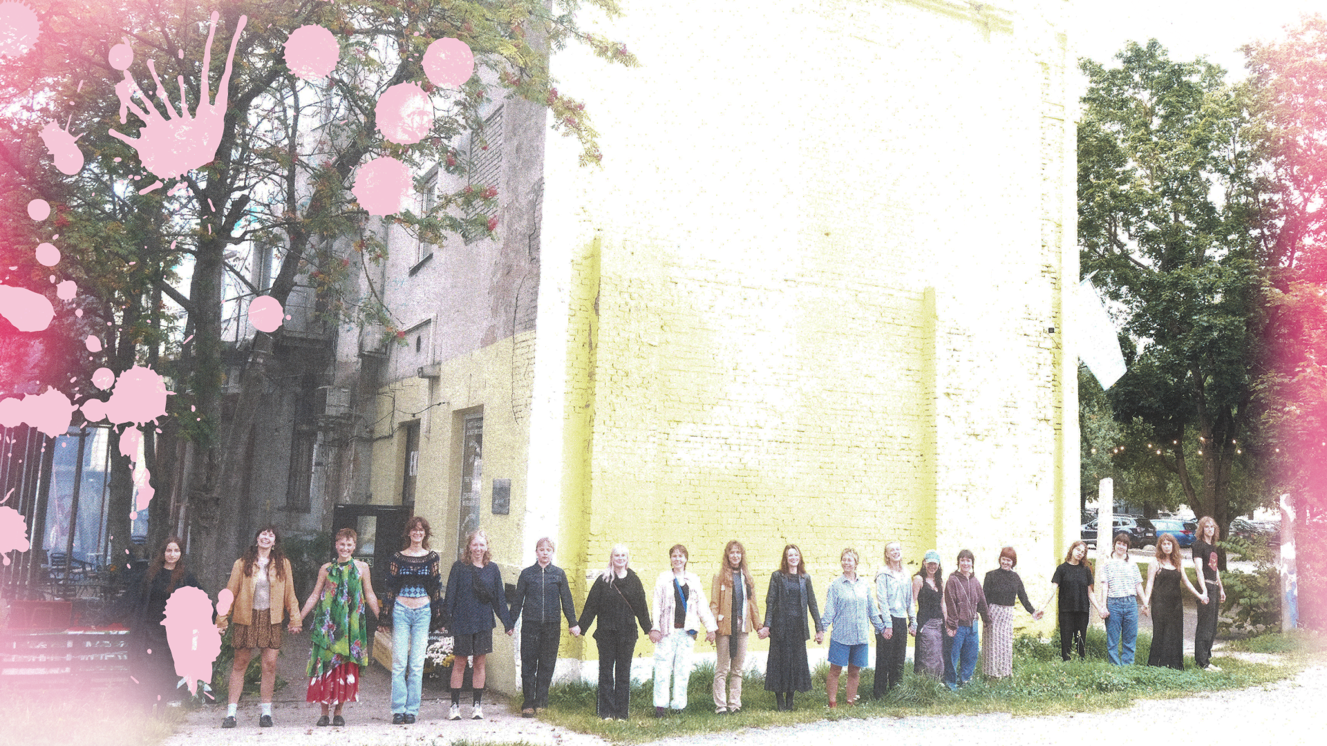 Eesti Noorte Kaasaegse Kunsti Liidu liikmed seismas rivis muuseumi ees