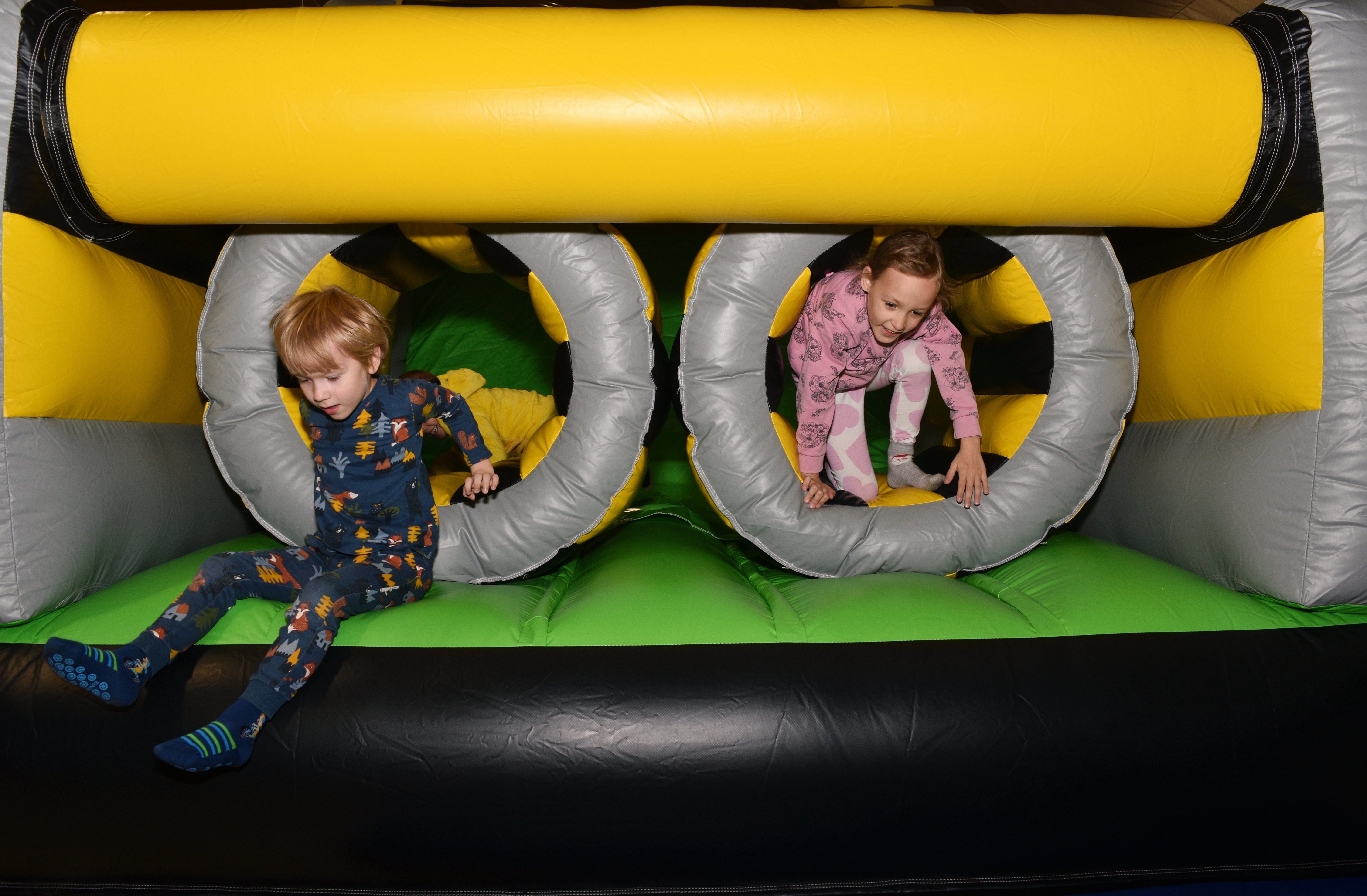 Lapsed hullamas Võhma Mängumaa batuudil