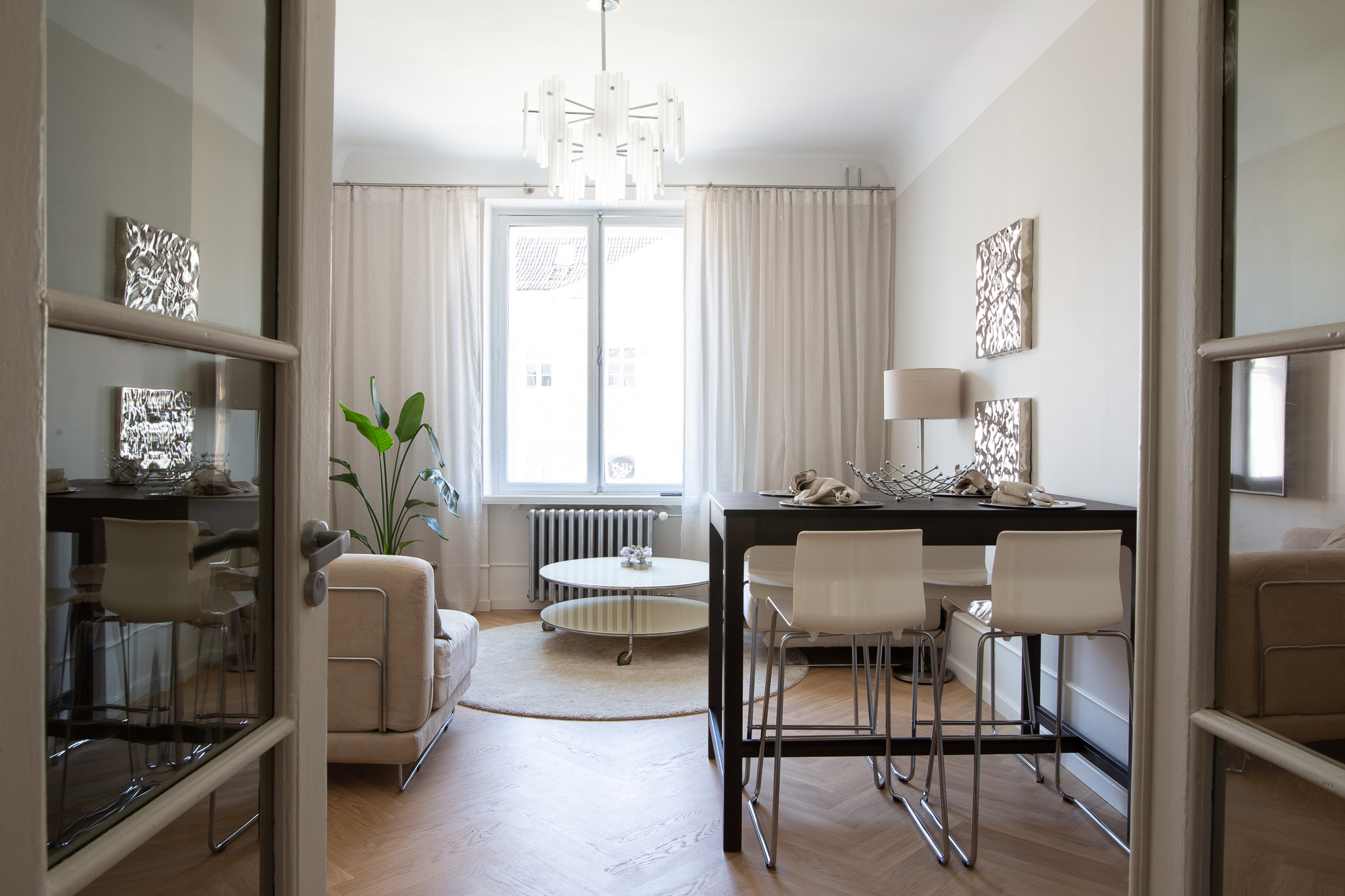 Mājīga viesistaba Tartu Rātslaukumā esošajā viesu dzīvoklī