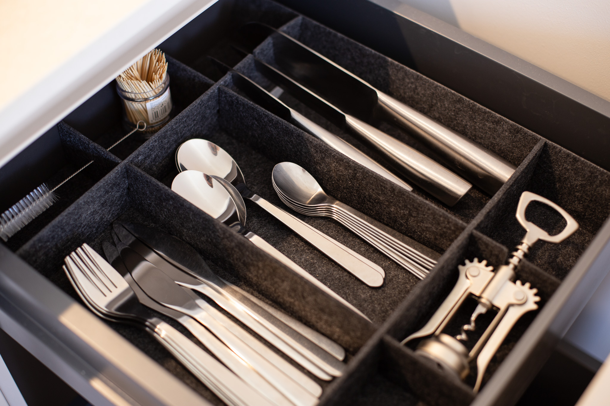 Virtuves piederumu atvilktne Tartu Rātslaukuma dzīvoklī