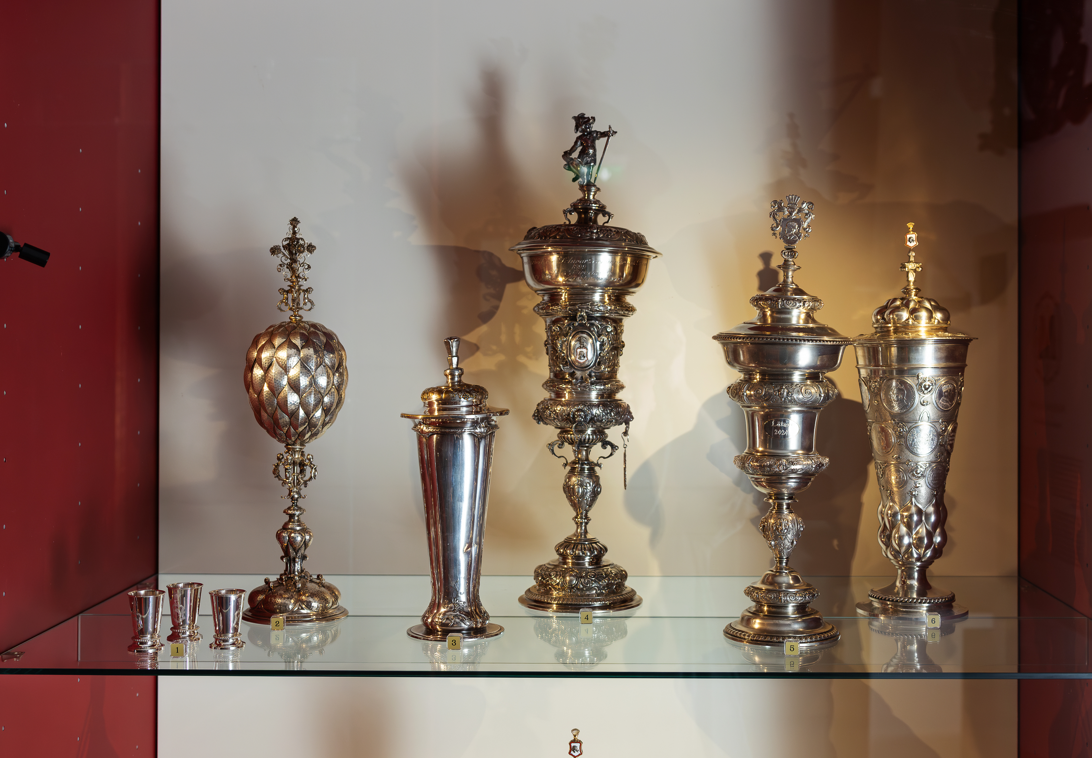 Tänapäeval Mustpeade vennaskonnale kuuluvad ajaloolised hõbeesemed