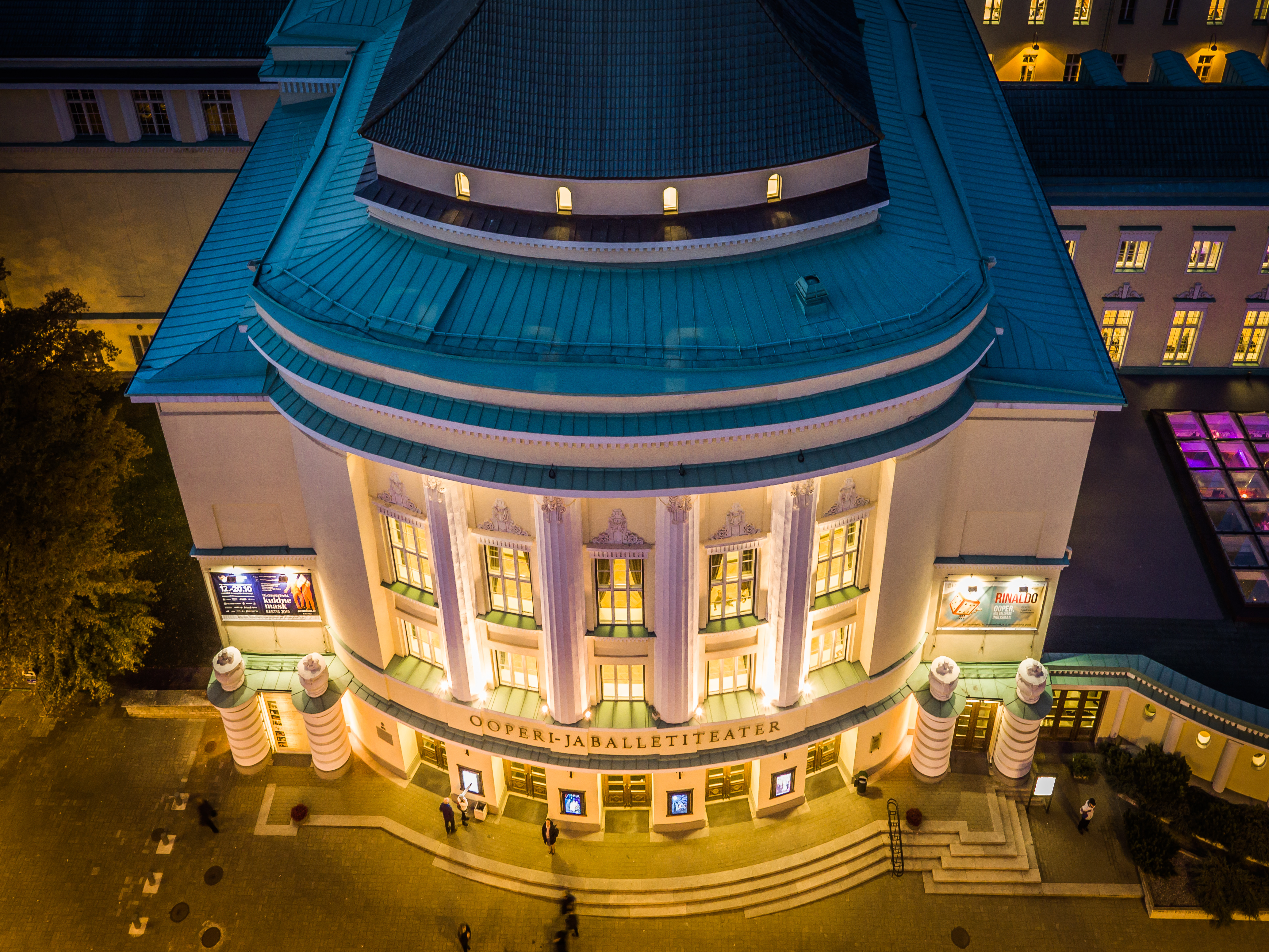 1913 valminud A. Lindgreni ja W. Lönni projekteeritud juugendklassitsistlik Teater Estonia hoone oli suurim tollases Tallinnas. Kahetiivalise ehitise 