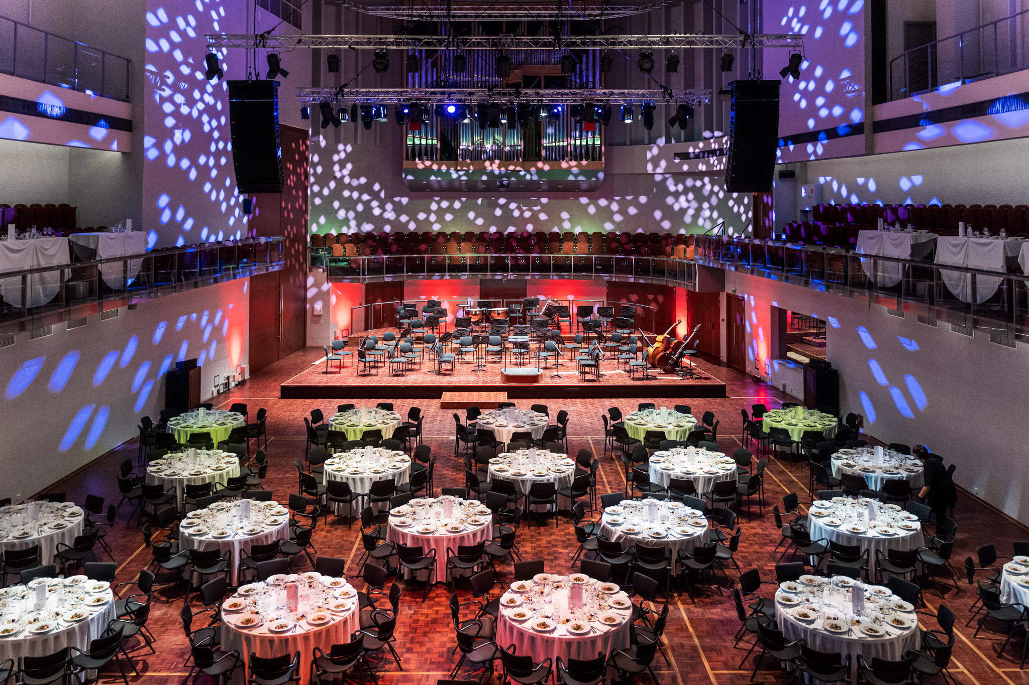 Das Konzerthaus Pärnu ist zu einem Knotenpunkt des Kulturlebens der Stadt geworden. Hier befinden sich eine Kunstgalerie, ein Café, eine Musikschule u