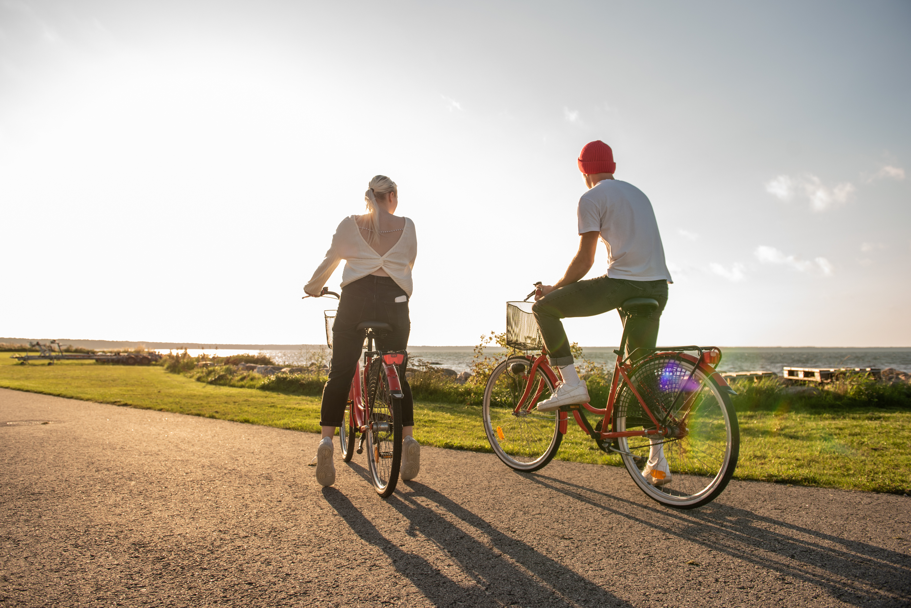 Paarike jalgratastega sõitmas