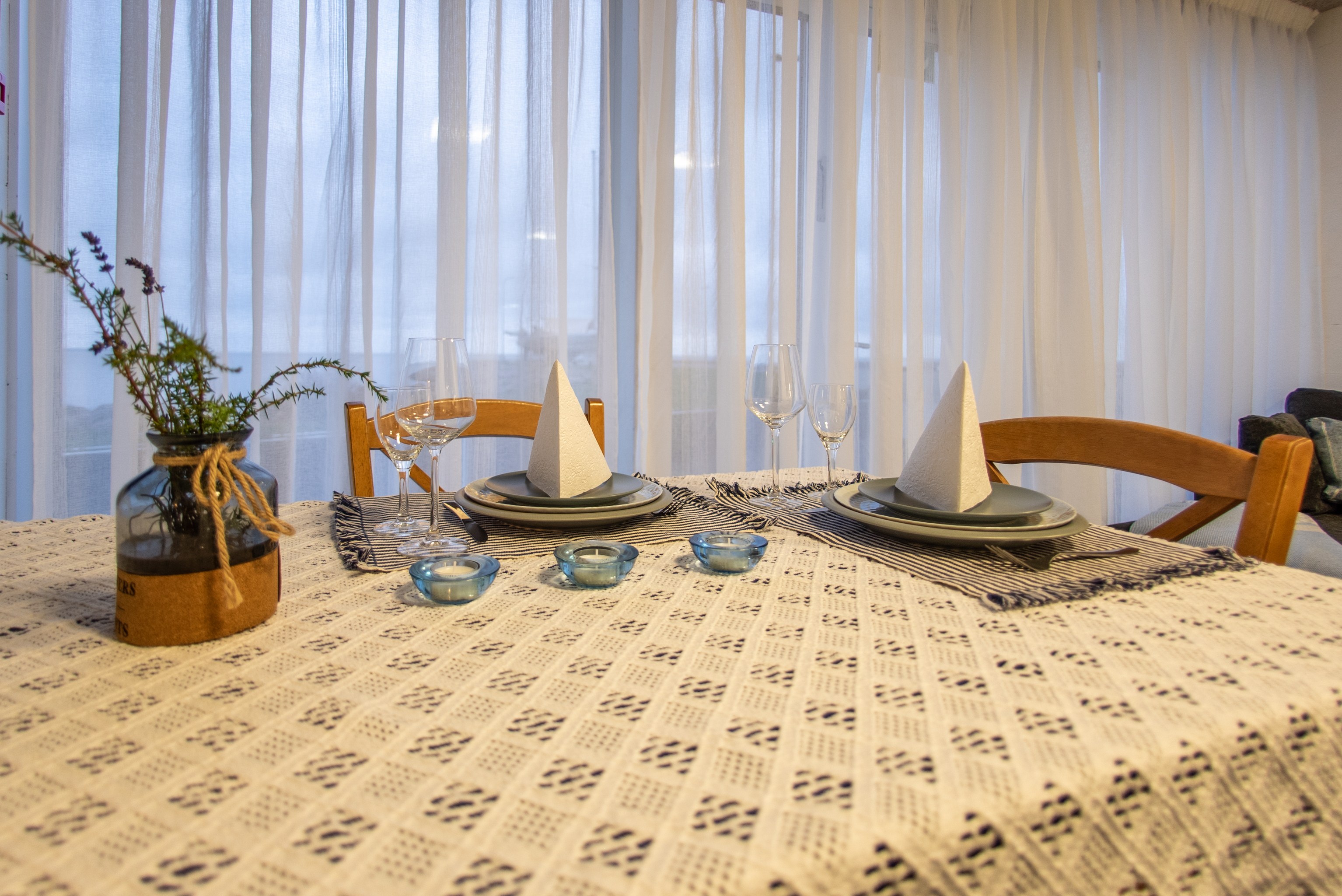 Valge laudlina ja nõudega kaetud söögilaud