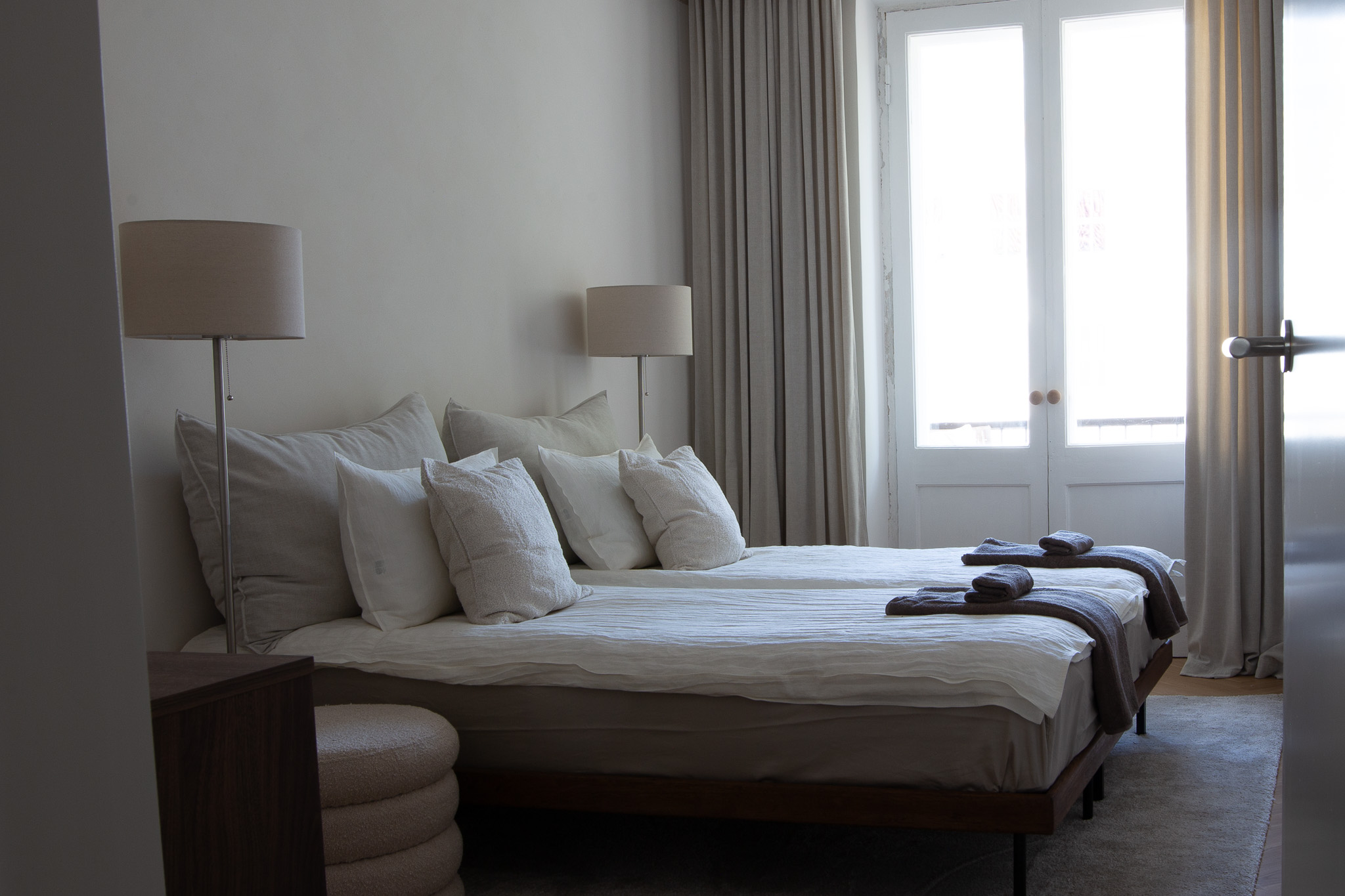 Guļamistaba Tartu Rātslaukuma dzīvoklī, ar divām atsevišķām gultām