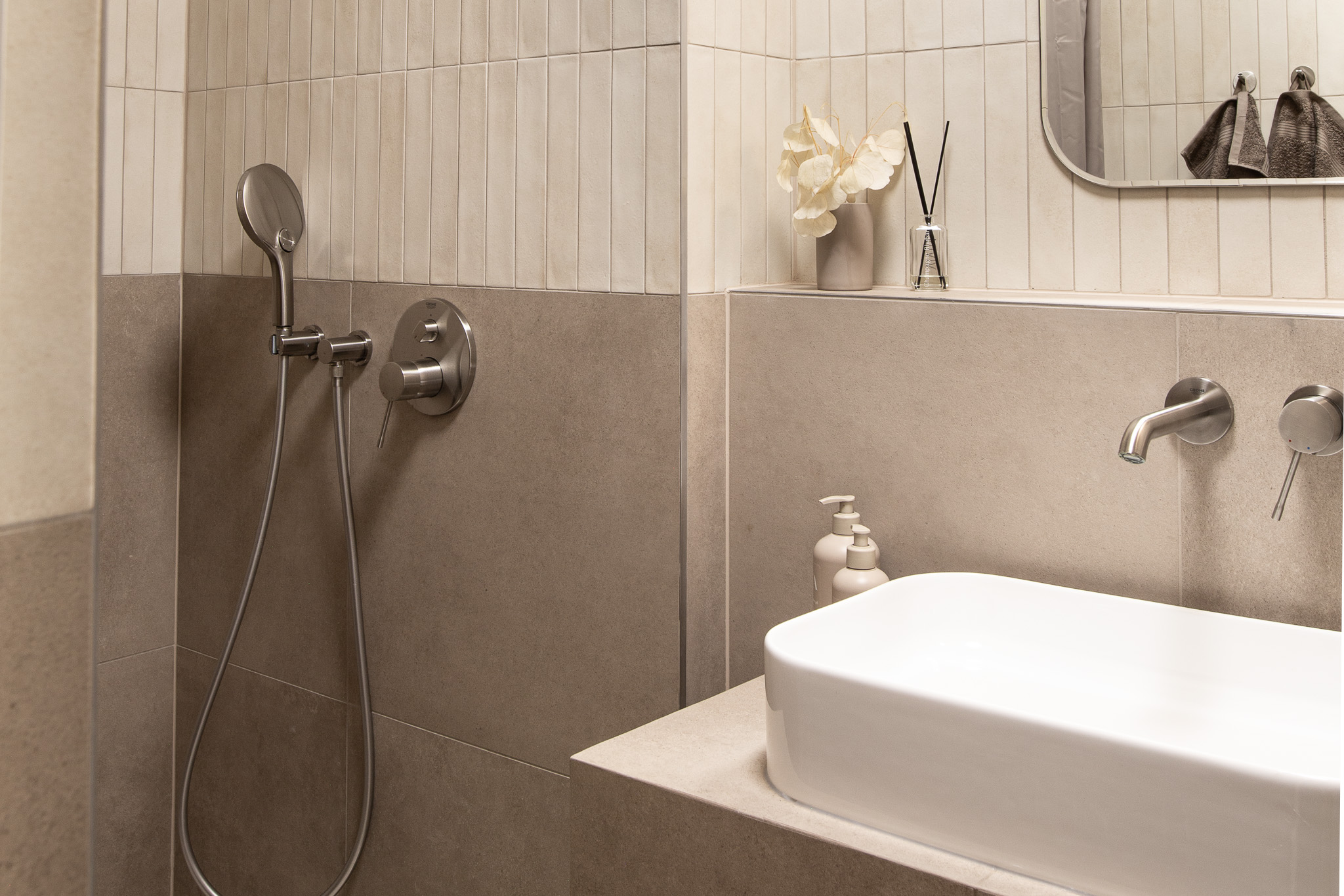 Tartu Rātslaukuma dzīvokļa vannas istabas dušas zona