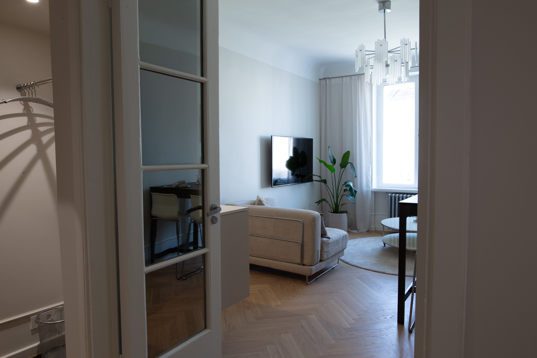 Skats uz viesistabu Tartu Rātslaukuma dzīvoklī ar televizoru