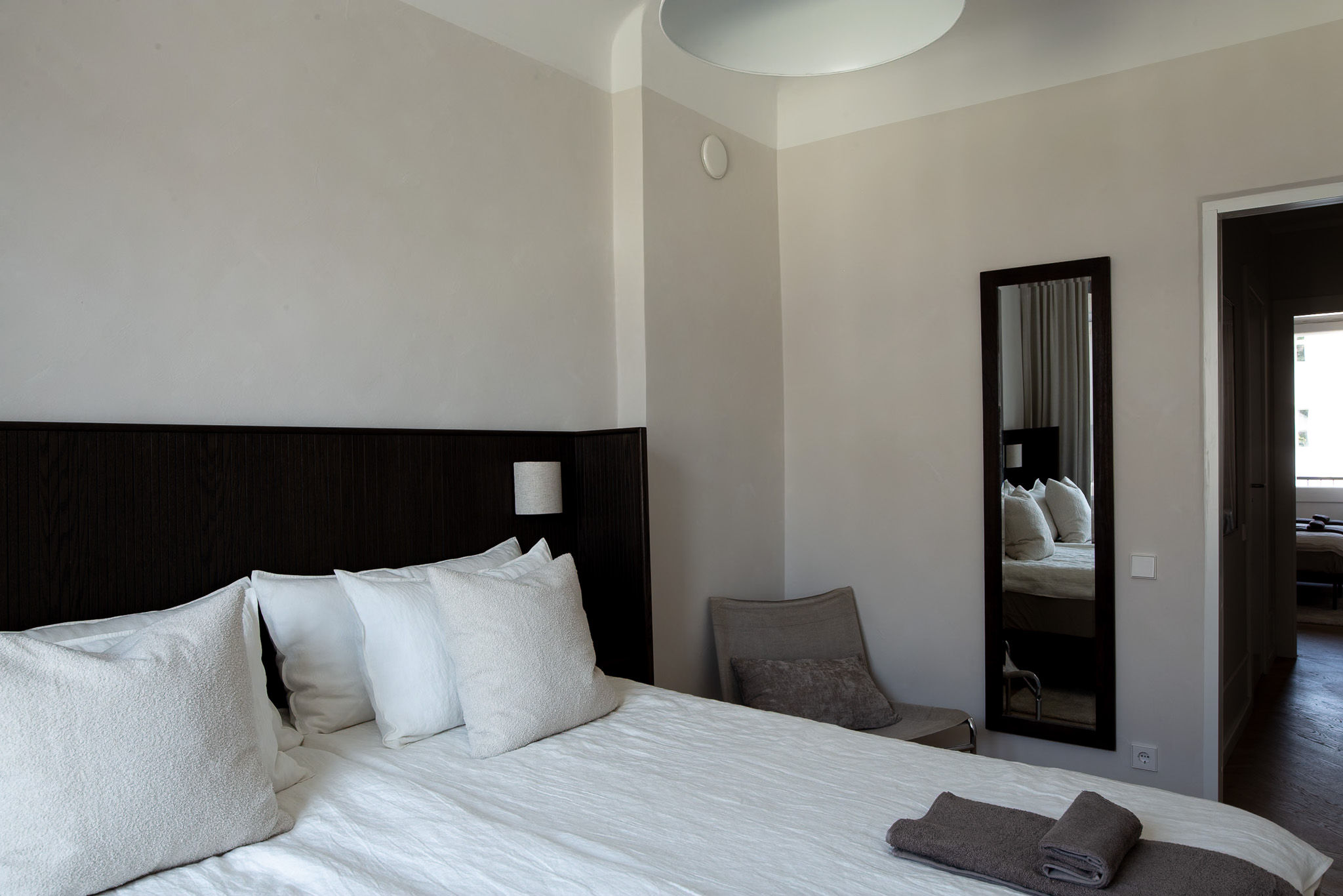 Guļamistaba Tartu Rātslaukuma dzīvoklī ar lielu gultu