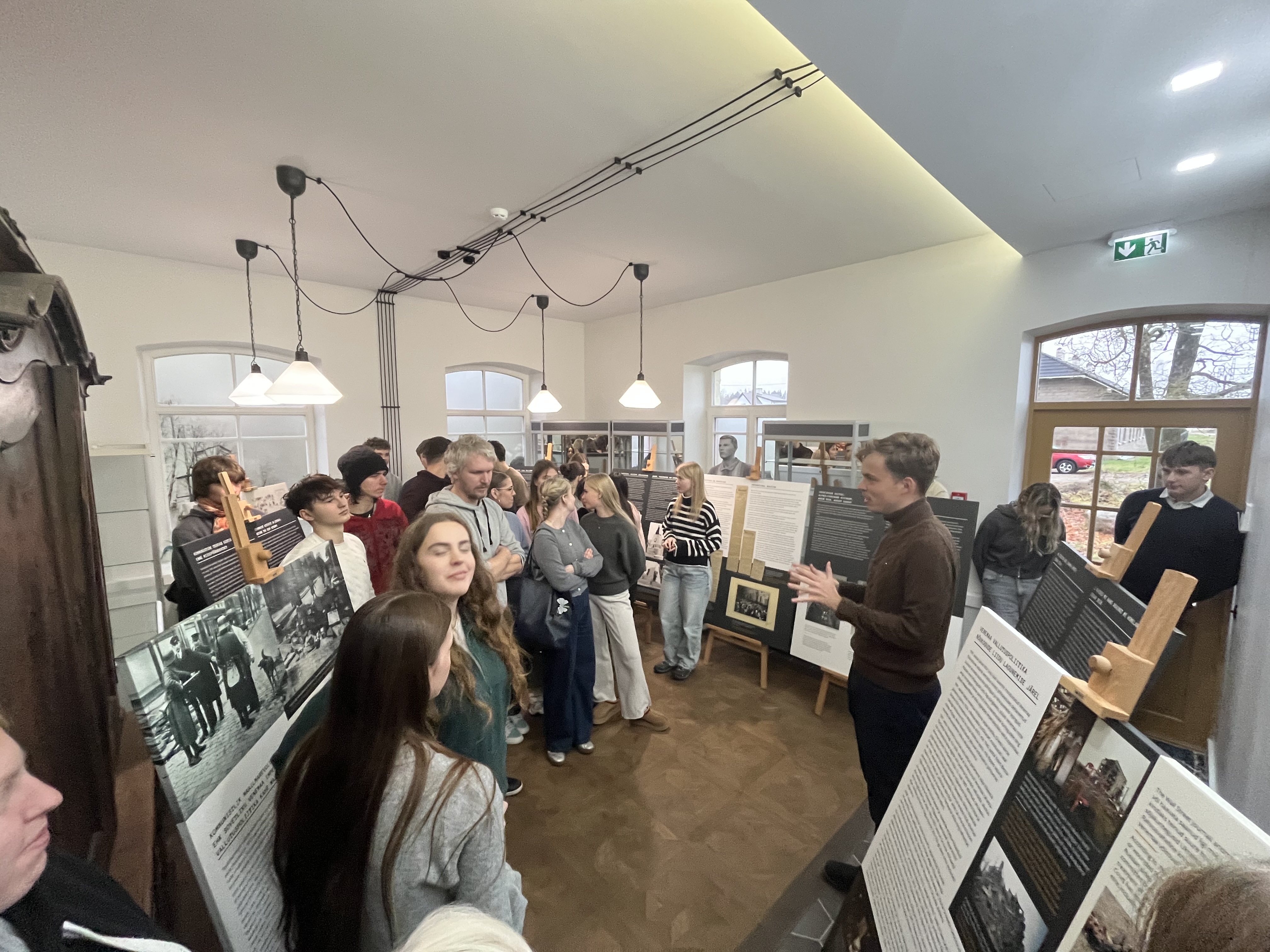 Õpilased koos ajalooõpetajaga kuulamas ülevaadet detsembrimässust