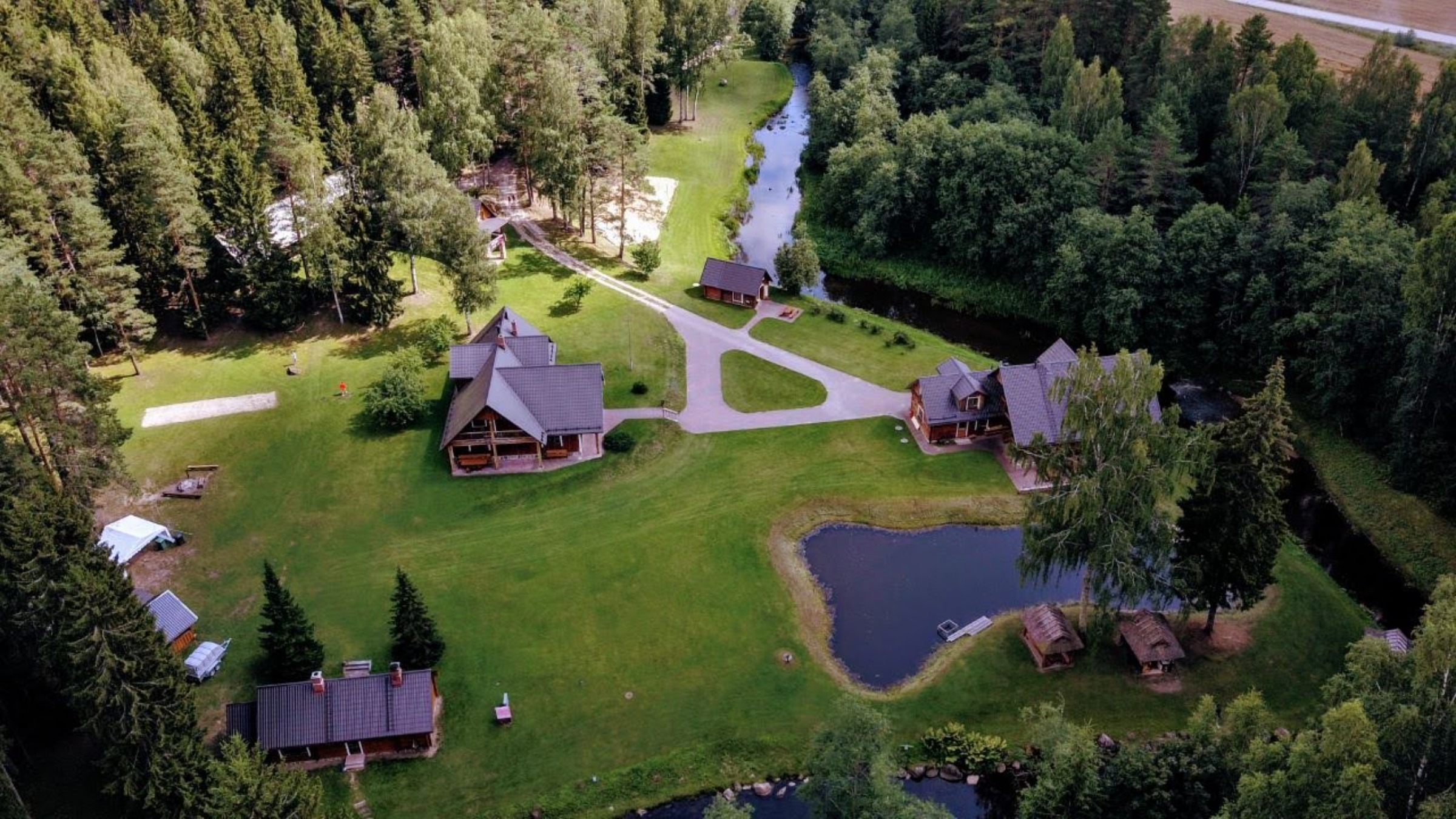 Piusa Ürgoru Puhkekeskuse forellipüük linnulennult vaadates