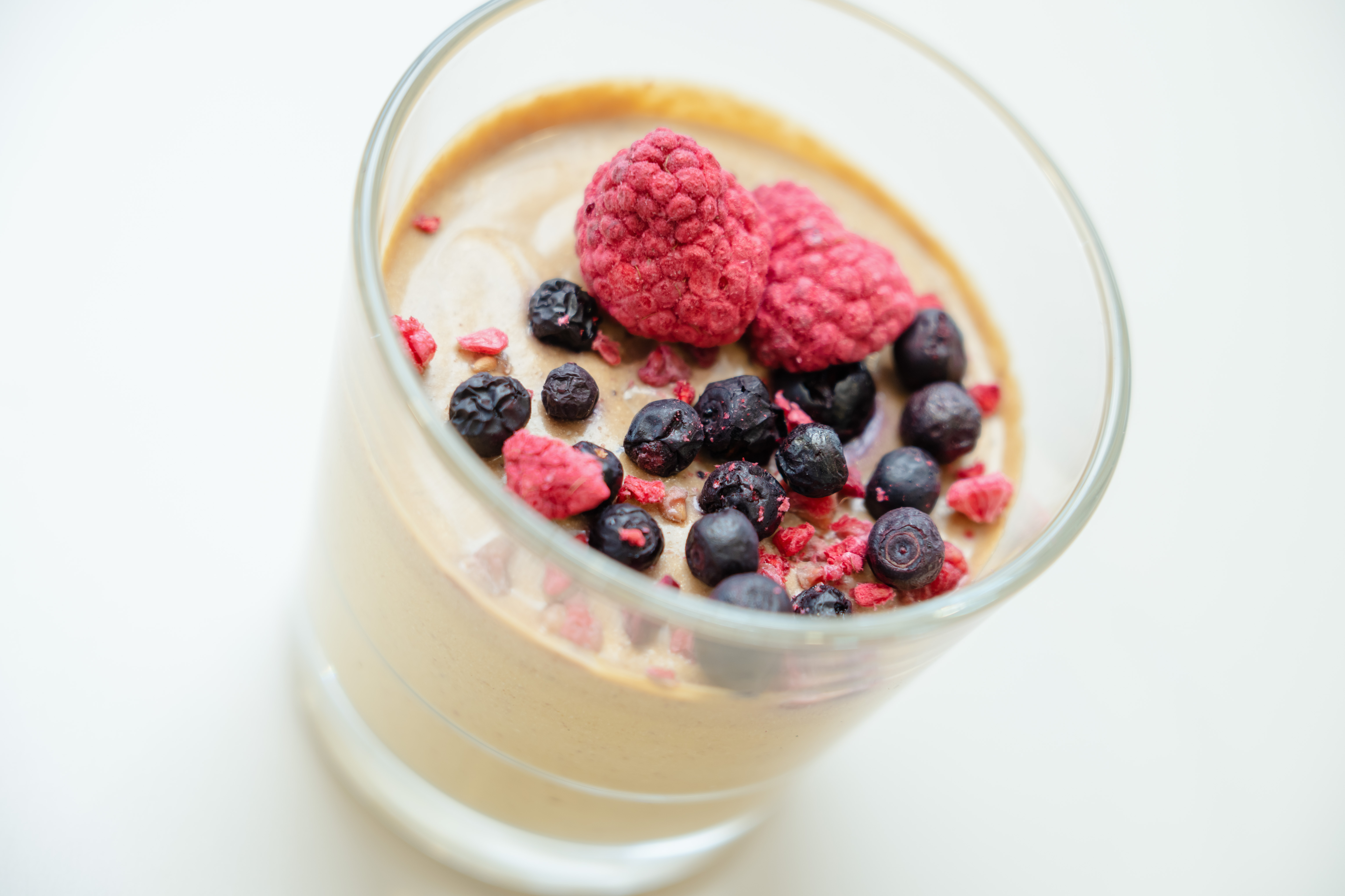 Take Off kohviku magustoit koos marjadega