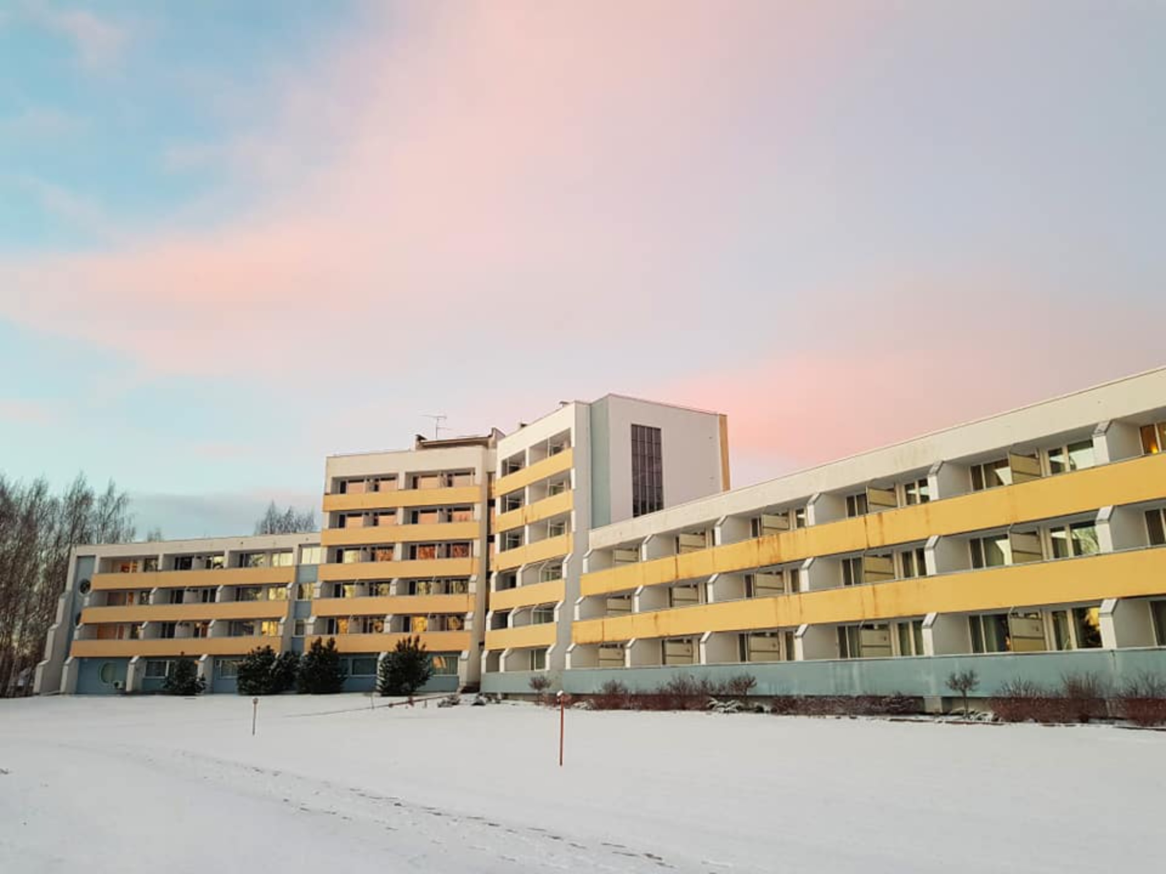 Värska kuurortravikeskuses asuvas sanatooriumi hotellis on mugavad ja valgusküllased toad. Enamus tubadest avaneb lummav vaade Lämmijärvele. Valikus s