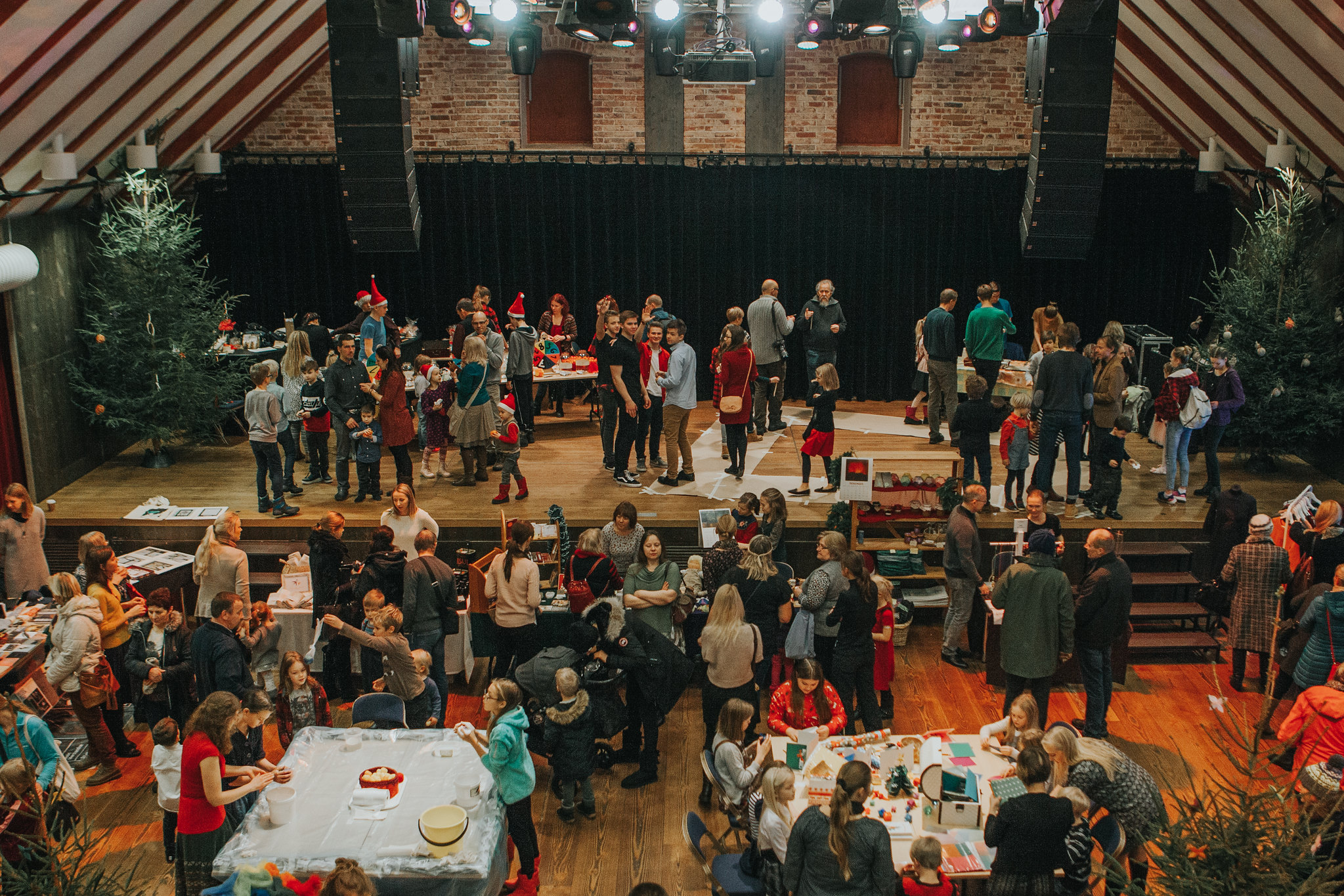 Pakume gruppidele võimalust tutvuda lähemalt Viljandi Pärimusmuusika Aidaga. Ekskursiooni vältel käime kõigis peamistes ruumides, sealhulgas mõlemas k