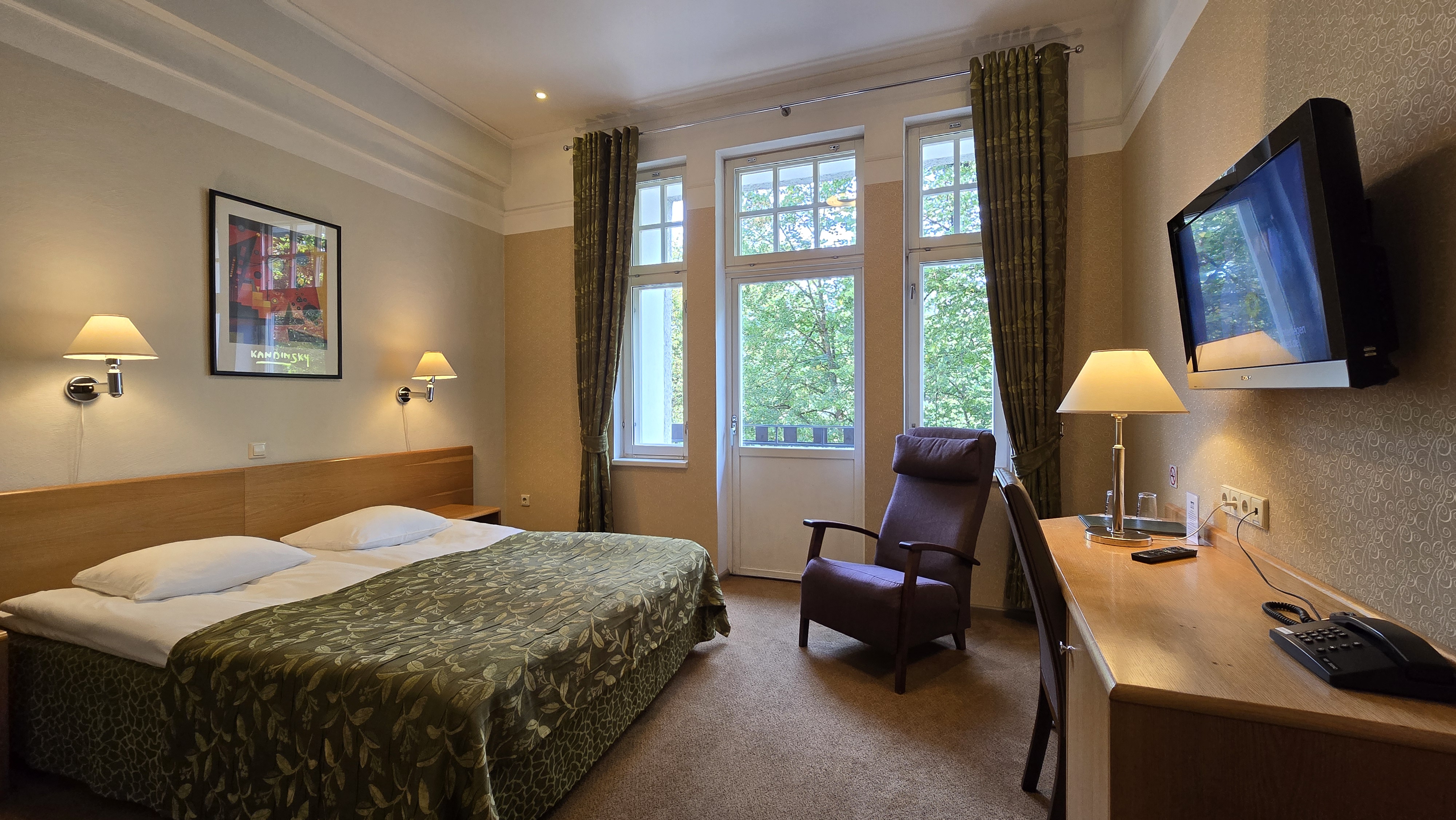 Barclay Hotelli numbrituba vaatega pargile