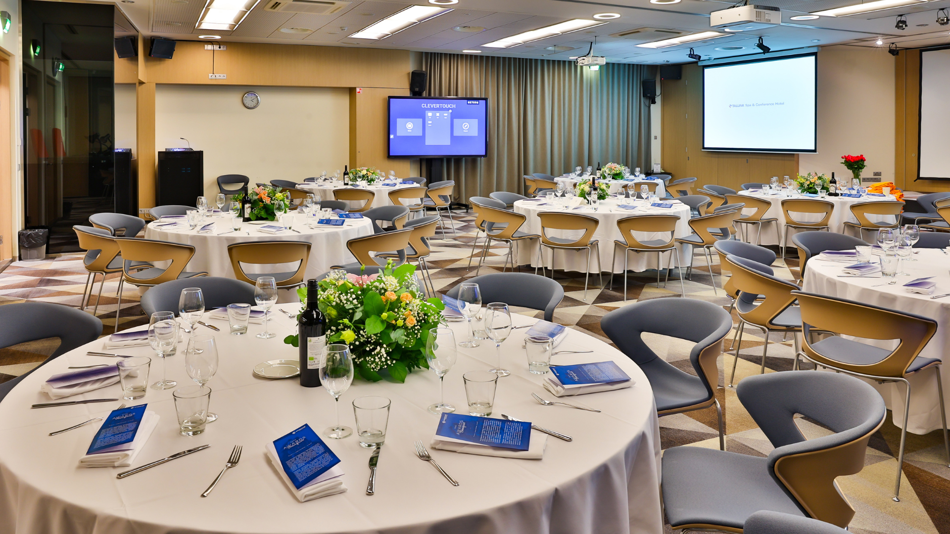 Kaunistustega ümarlauad Galaxy konverentsisaalis ettevõttele.