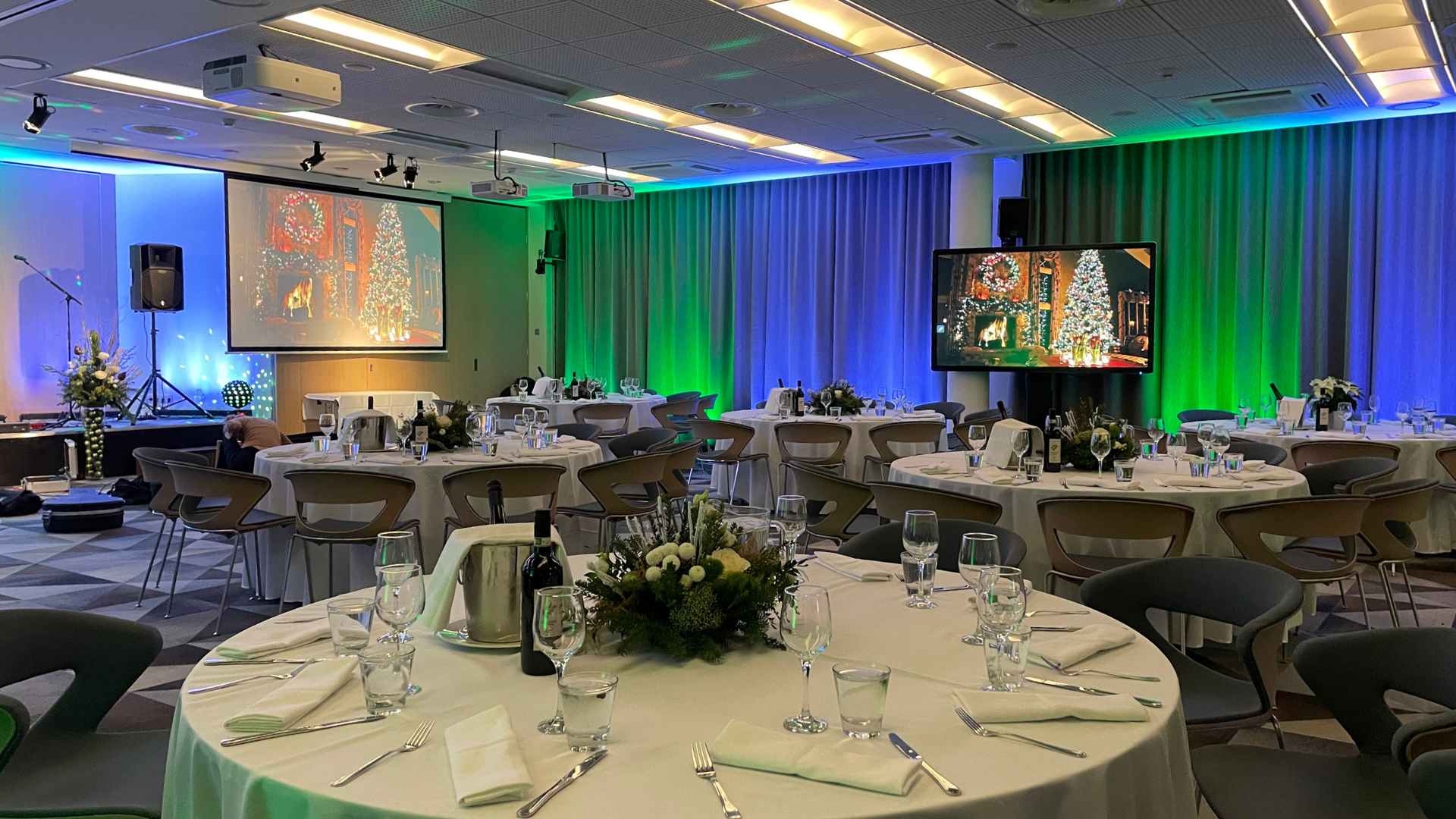 Tallink Spa & Conference konverentsikeskus pidulikus seades valguslahenduste ja lilleseadetega.