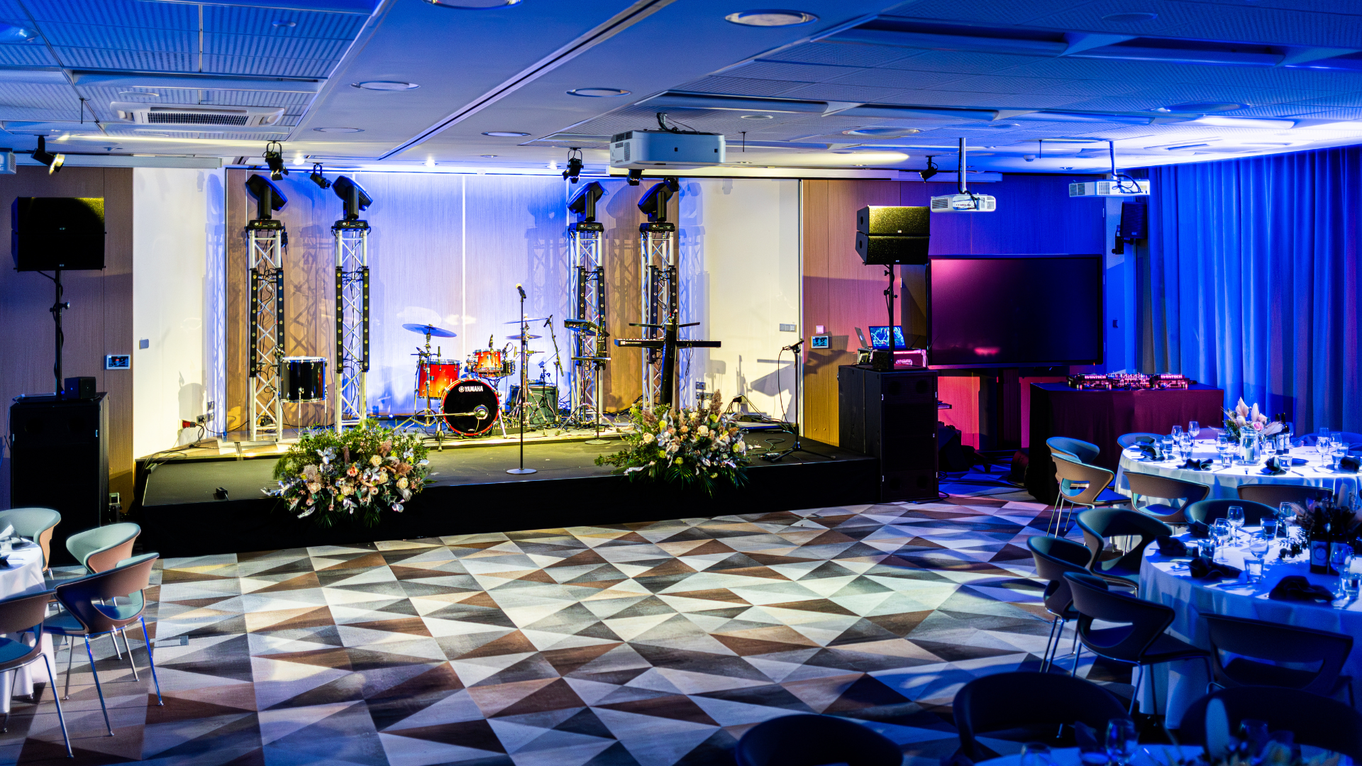 Professionaalsete valguslahenduste, kaunistuste ja lavaga vastuvõtt 100 inimesele.