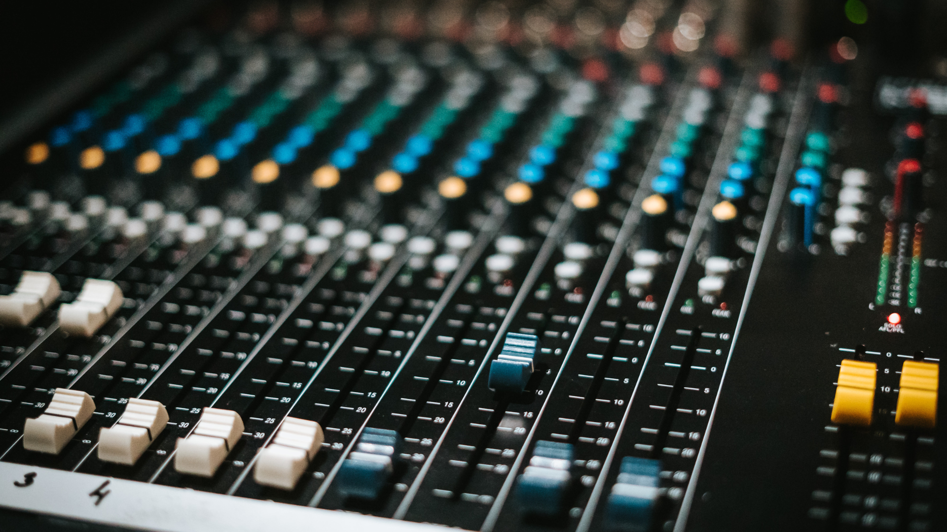 Professionaalne tõlkeruumi helipult.