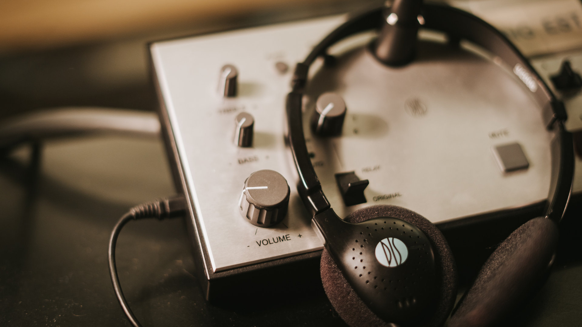 Professionaalsed tõlkeruumi helipult ja kõrvaklapid.