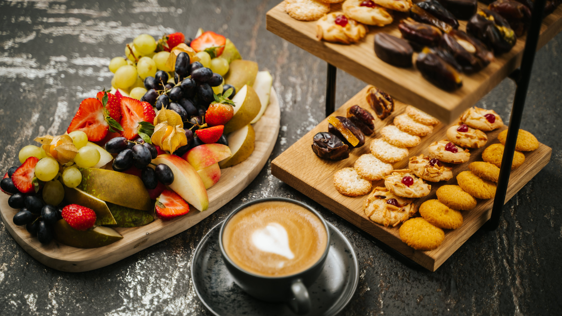 Puuvilja- ja küpsisevaagnad Tallink Spa & Conference hotelli konverentsikeskuses.