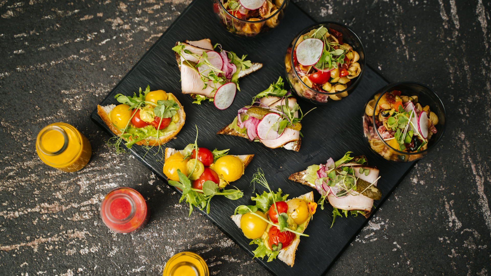 Valik erinevaid võileibu ja smuutisid Tallink Spa & Conference hotelli konverentsikeskuses.