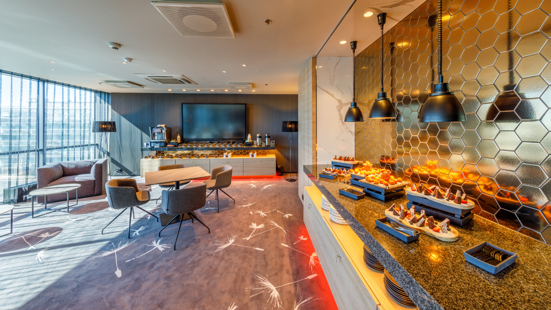 Tallink City hotelli sündmusala lounge-asetuses, äärest on näha pinnad toitlustamiseks.