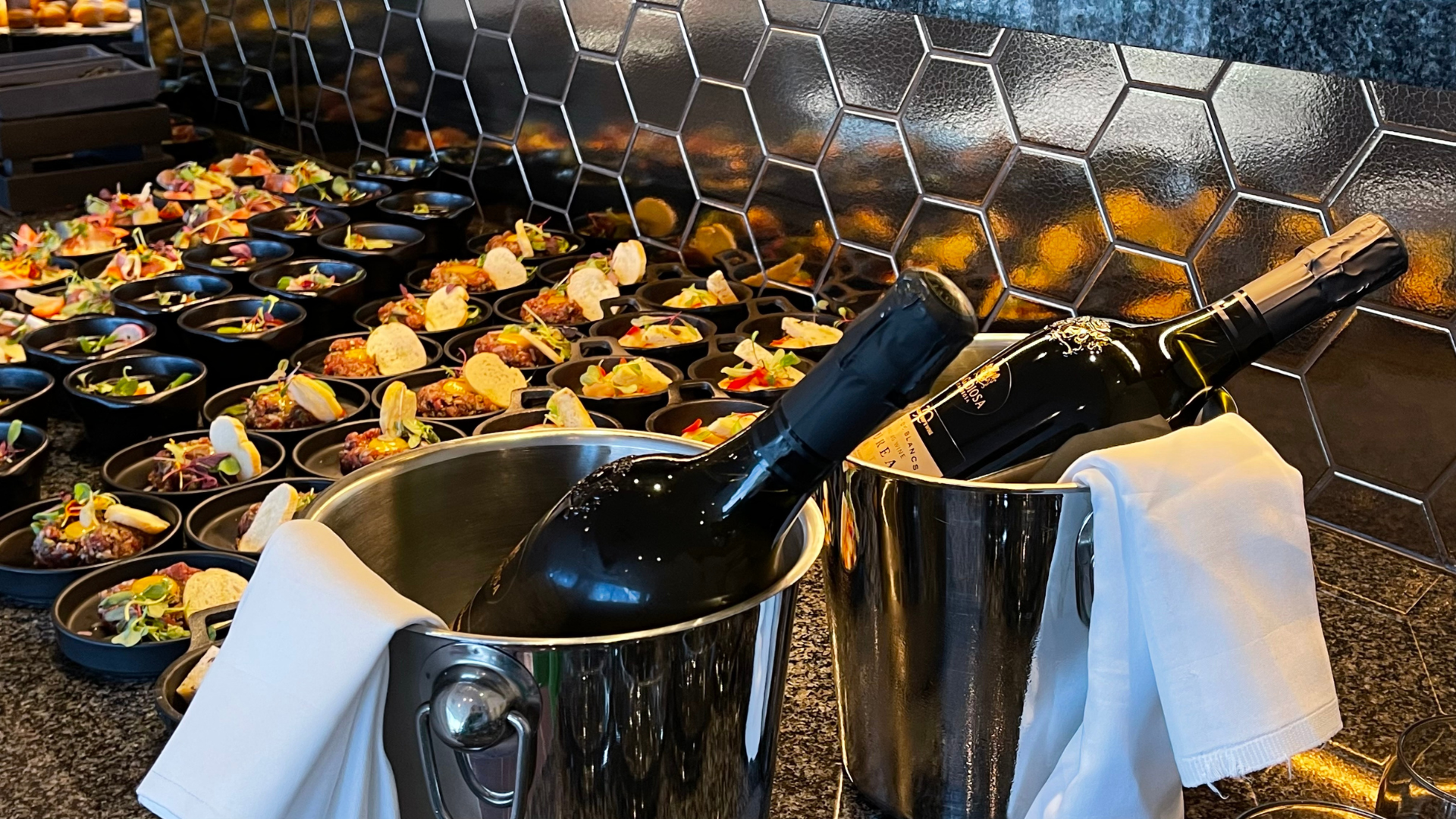 Valik suupiste-erimenüüst koos vahuveiniga – veise tartar ja tuunikala cheviche.