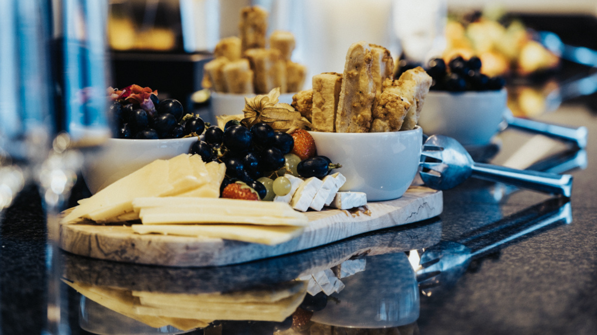 Vaagen erinevate juustude, viinamarjade, moosi ja füüsalitega.