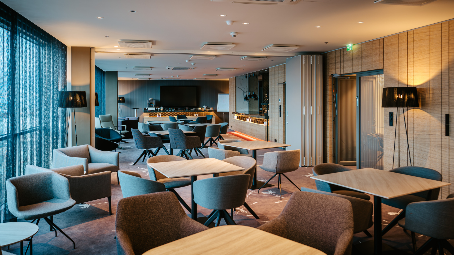 Mahedates hallides toonides sündmusala Tallink City hotelli 10. korrusel.