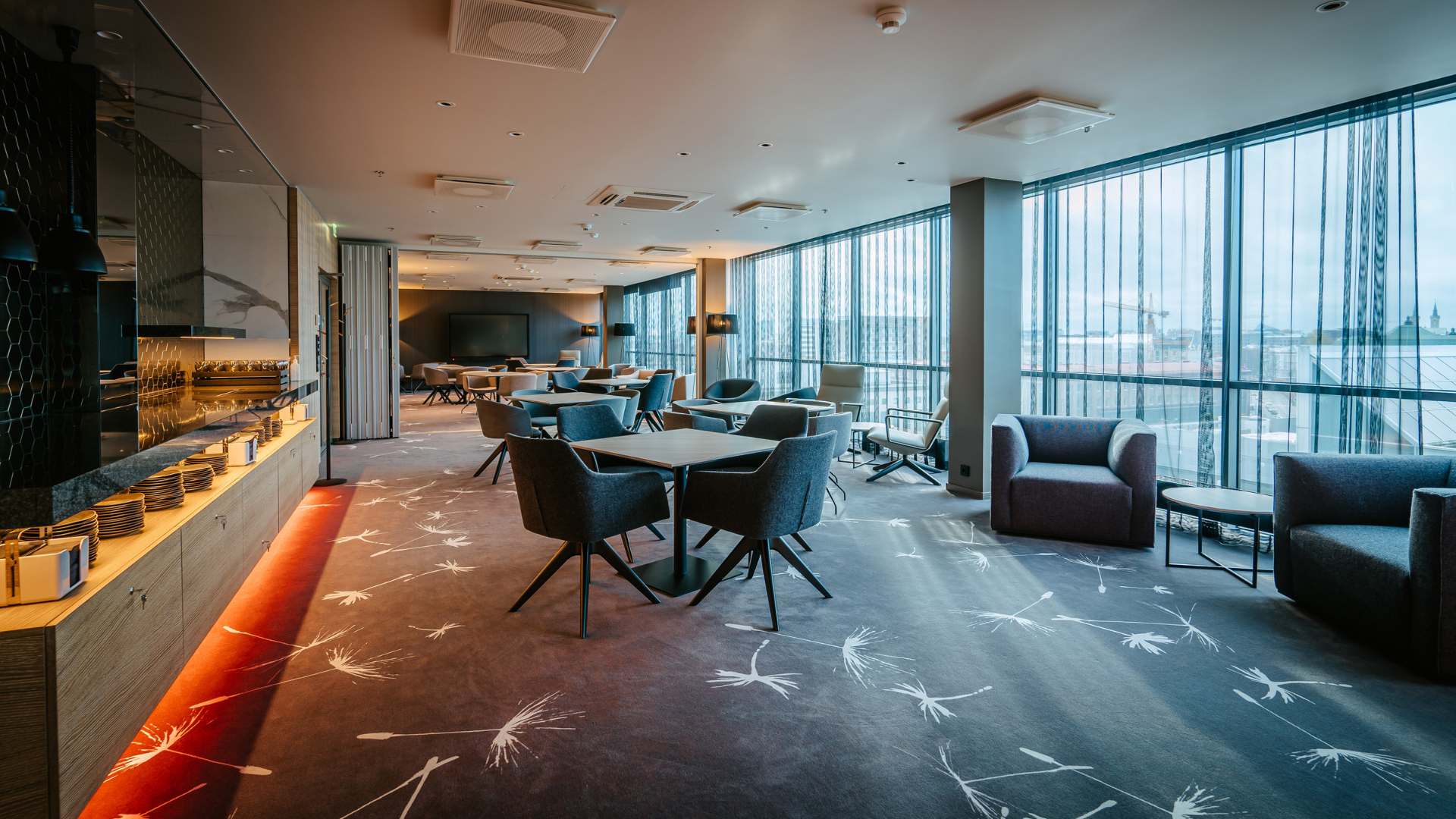 Mahedates hallides toonides sündmusala ja sooja valgustusega toitlustusala.