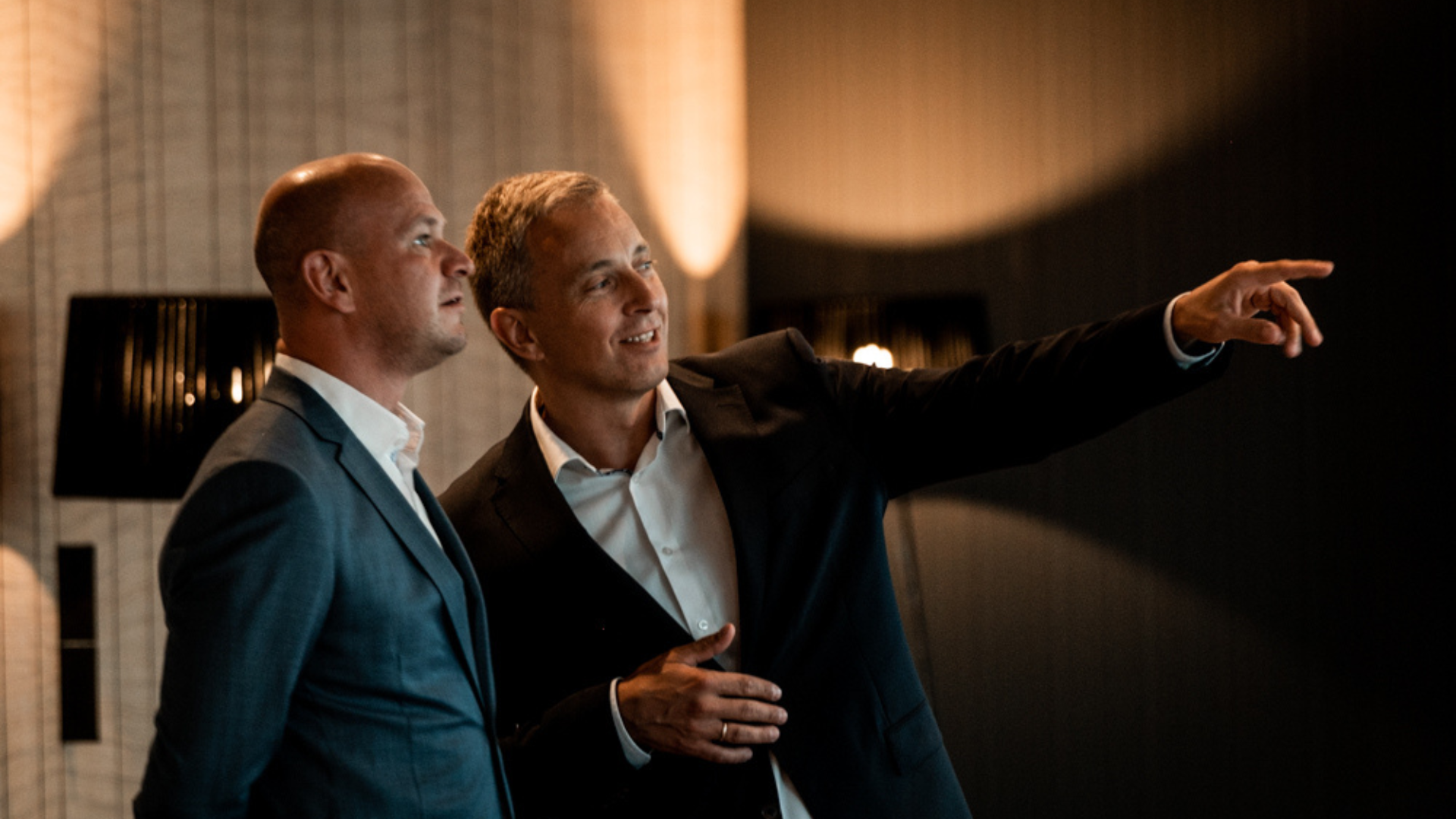 Külalised Tallink City hotelli sündmusalal, vestluse käigus osutatakse sisekujunduselementidele.