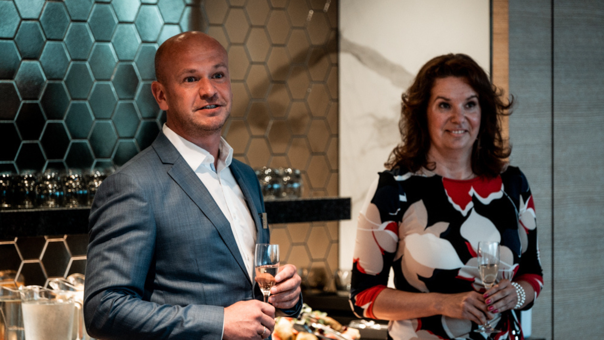 Külalised Tallink City hotelli sündmusalal vastuvõtulaua ääres.