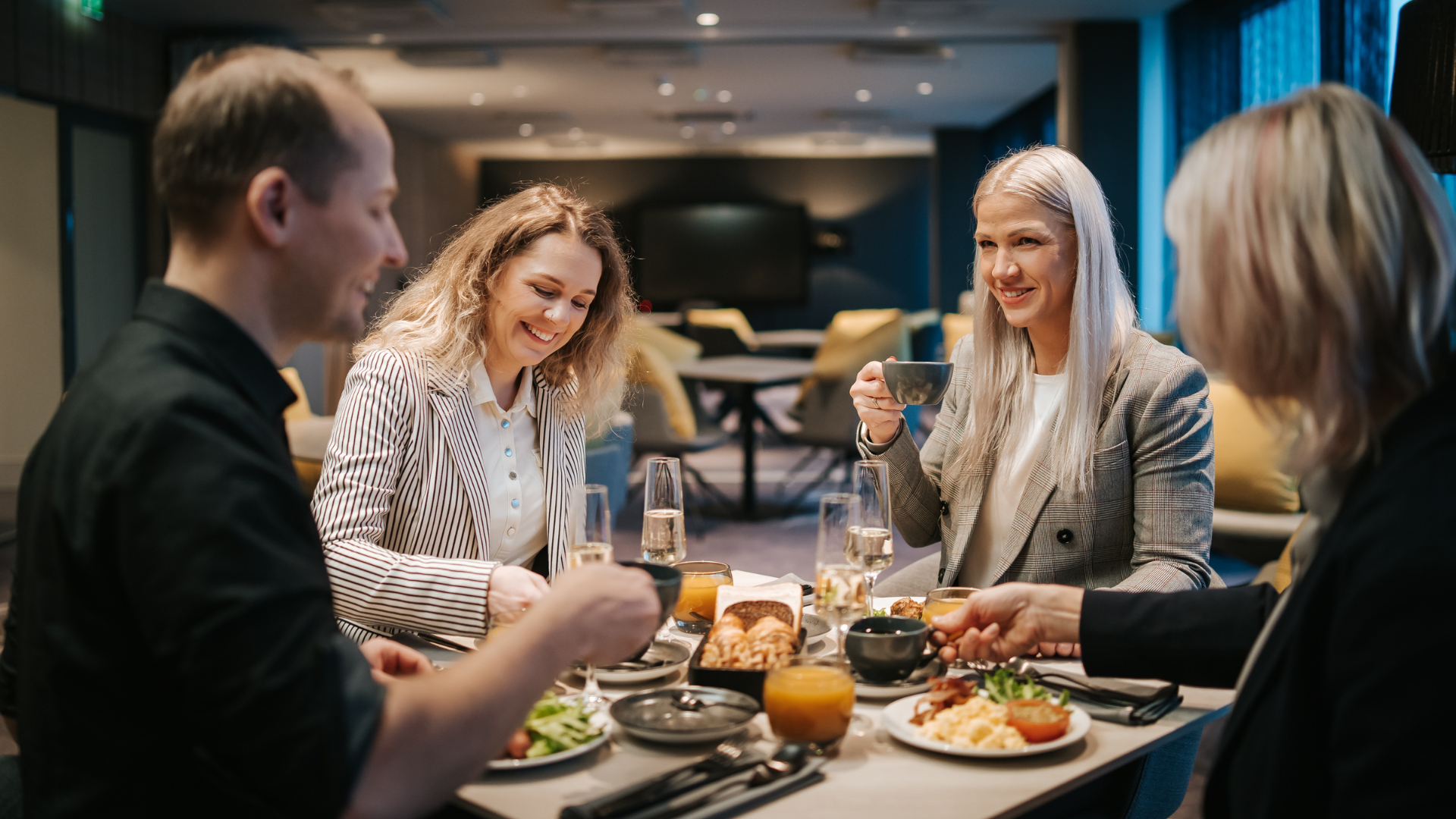 Privaatne hommikusöök Tallink City hotelli sündmusalal, külalised istuvad lauas.