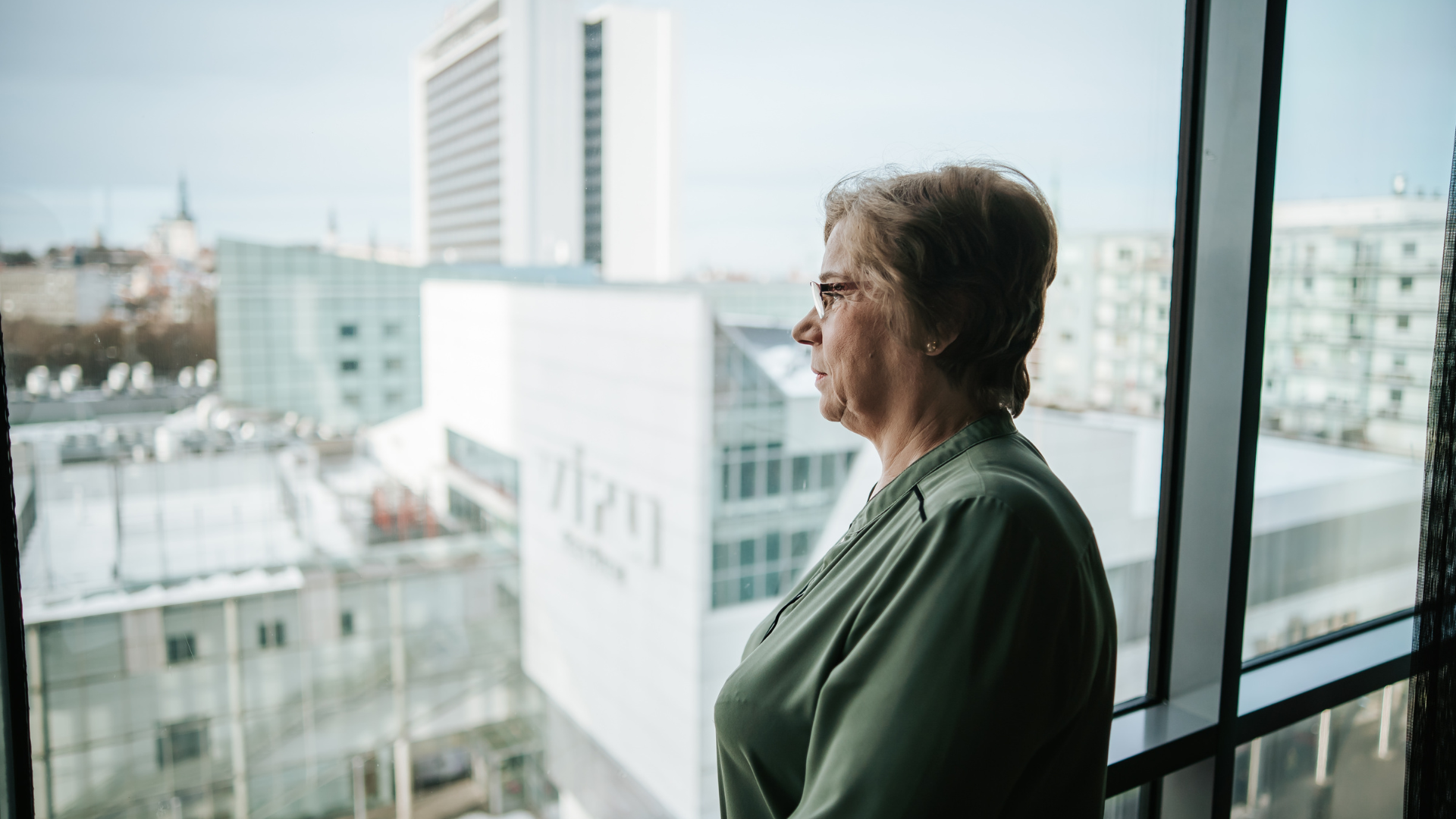 Külaline imetleb Tallink City hotelli 10. korruse sündmusalal kesk- ja vanalinnavaadet