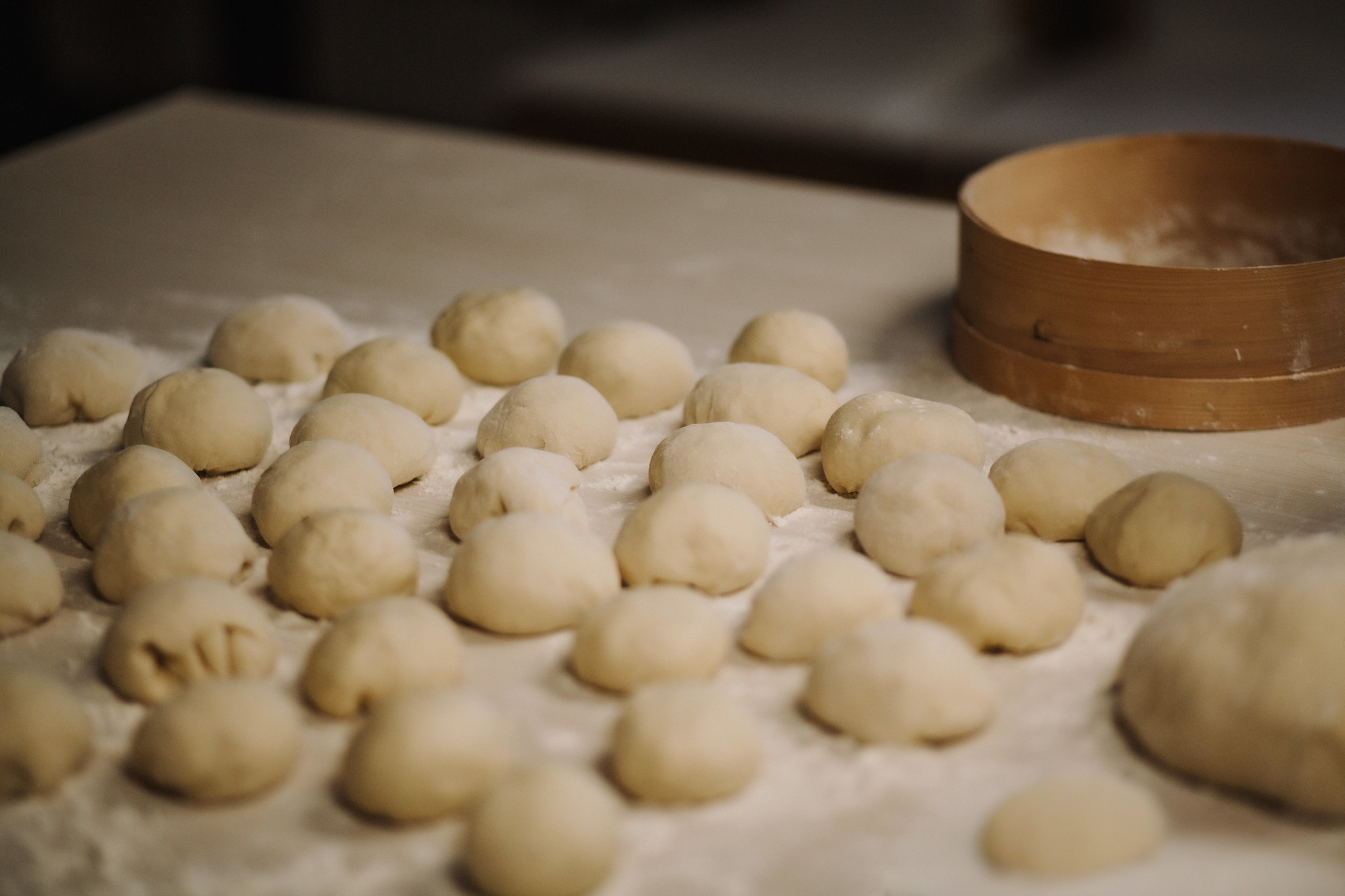 Vecticībnieku pārtikas meistarklases pie Peipusa ezera. Pīrāgu mīklas pagatavošana