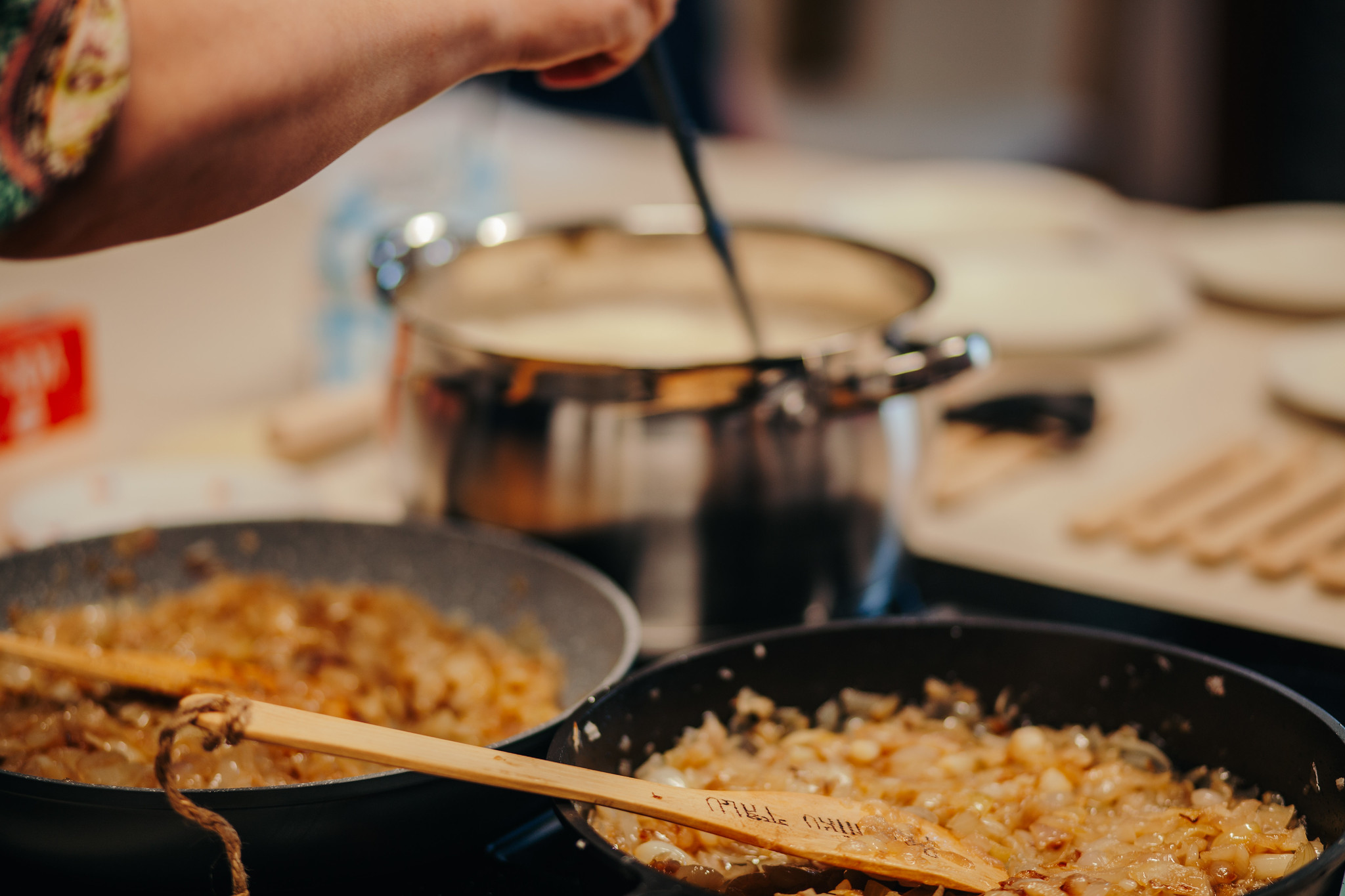 Sīpolu pīrāgu darbnīcā notiek Peipusa sīpolu sautēšana