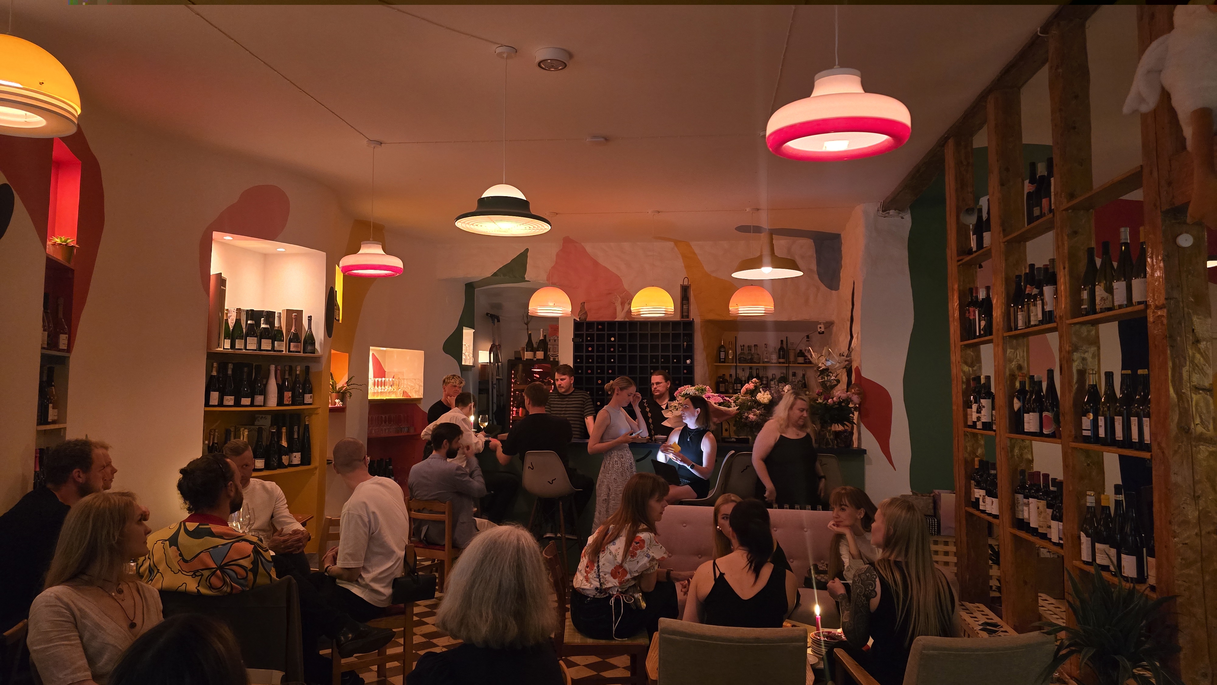 Kompānija baudot vakaru Veino vīna bārā