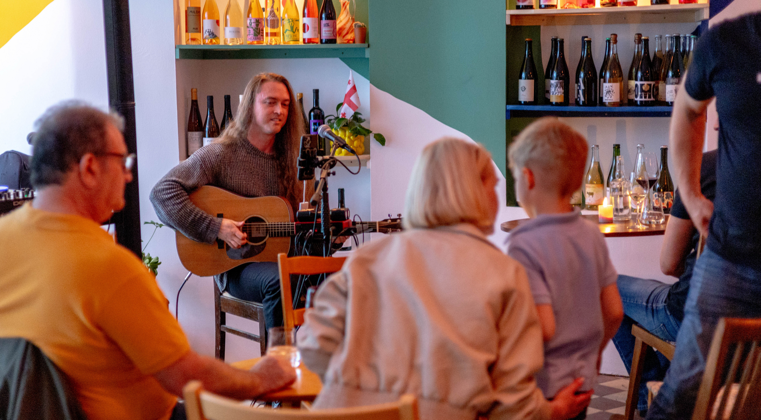 Dzīvā mūzika Veino vīna bārā Tallinas vecpilsētā
