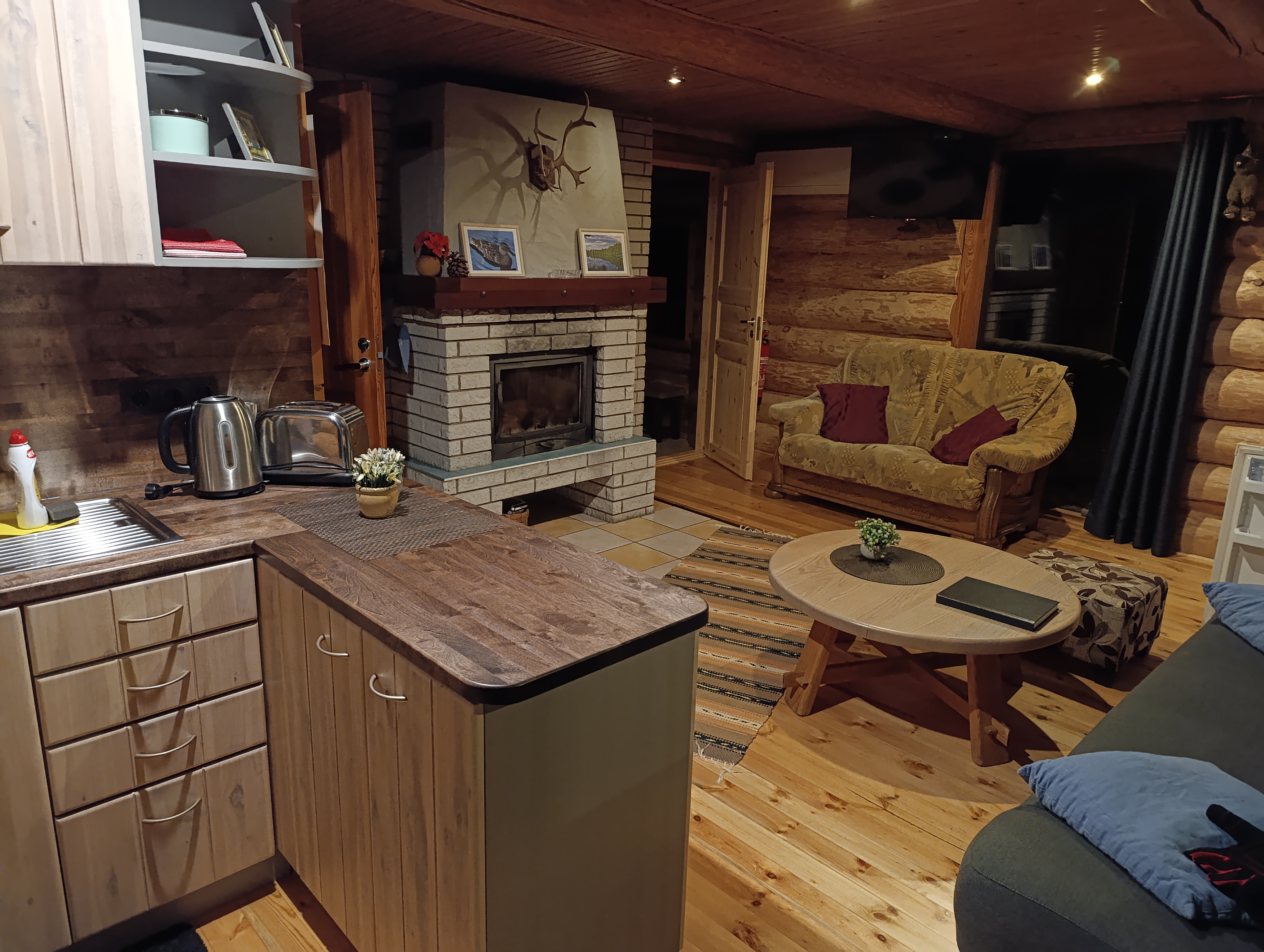 Kõverjärve talu puhkemaja kaminatuba