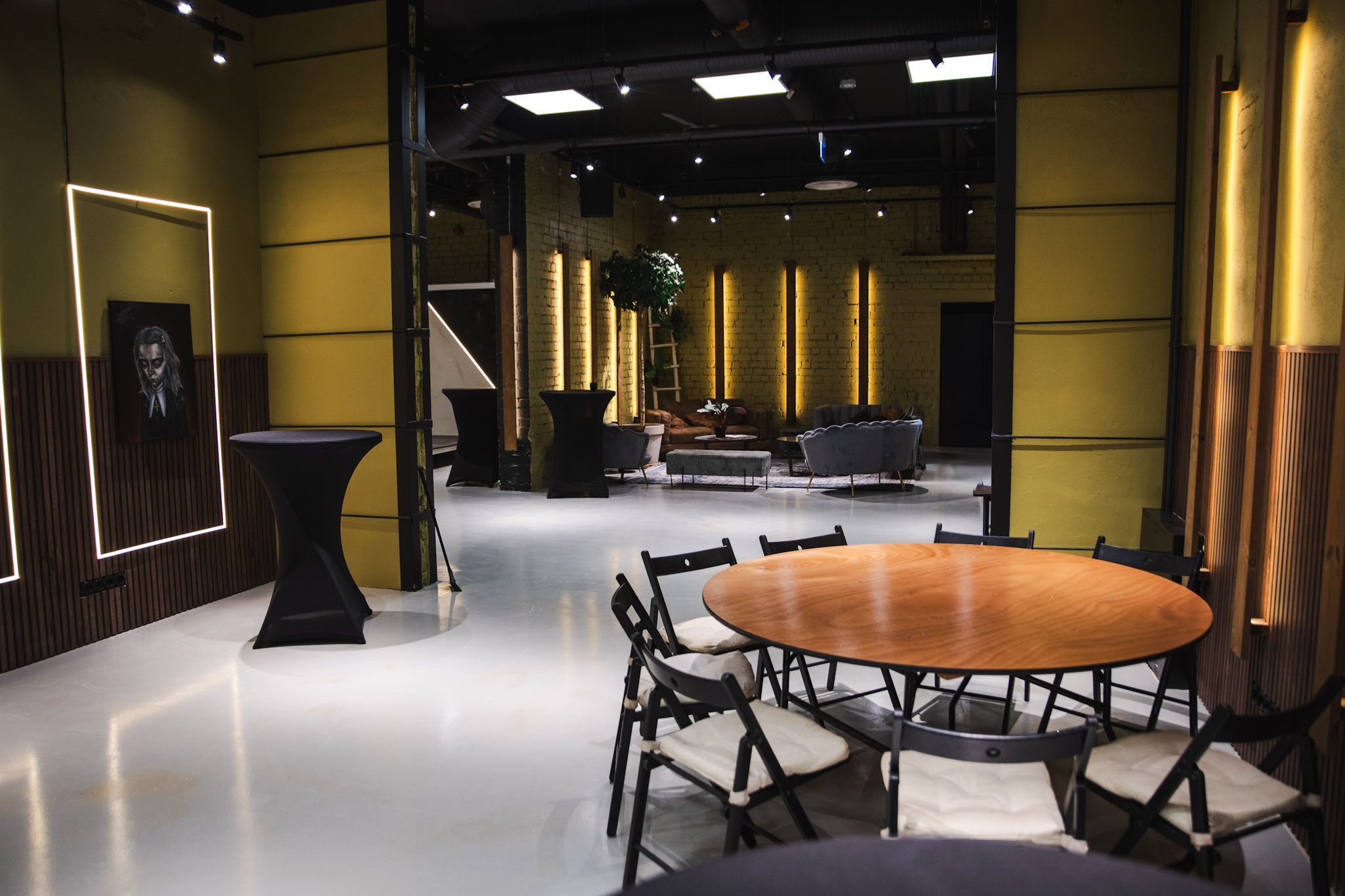 "Elutuba Lava Taga" telpas izkārtojums ar apaļiem galdiem