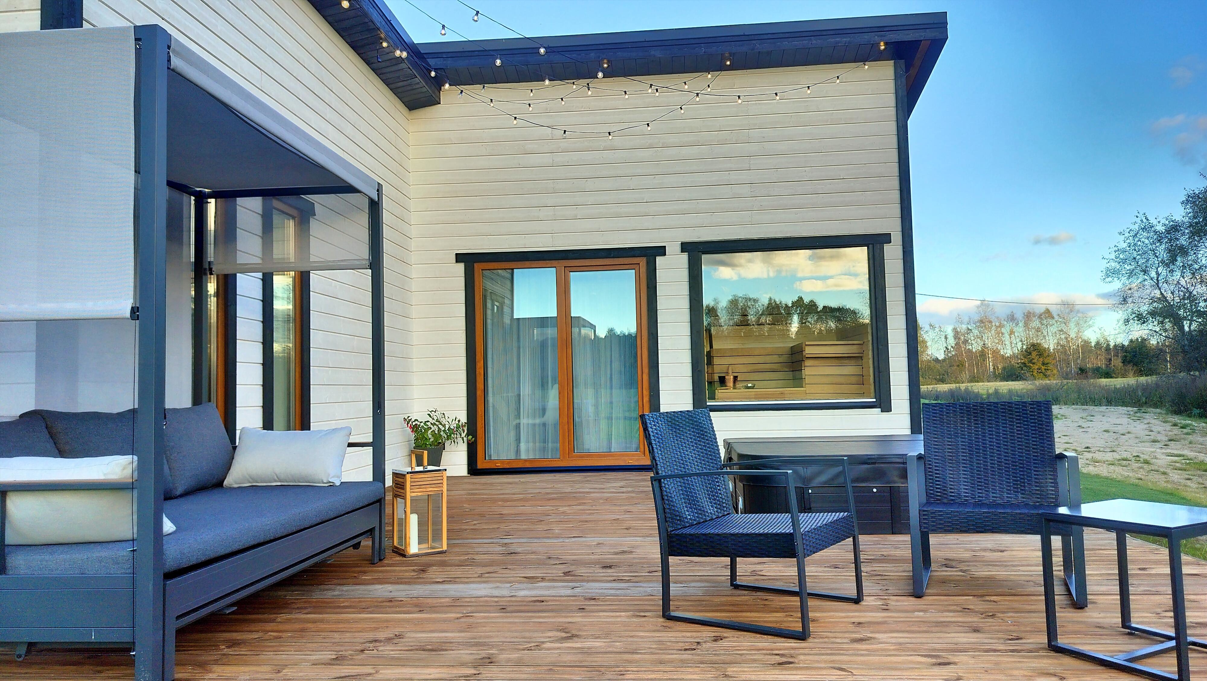 Vaade Red Room puhkemaja terrassile