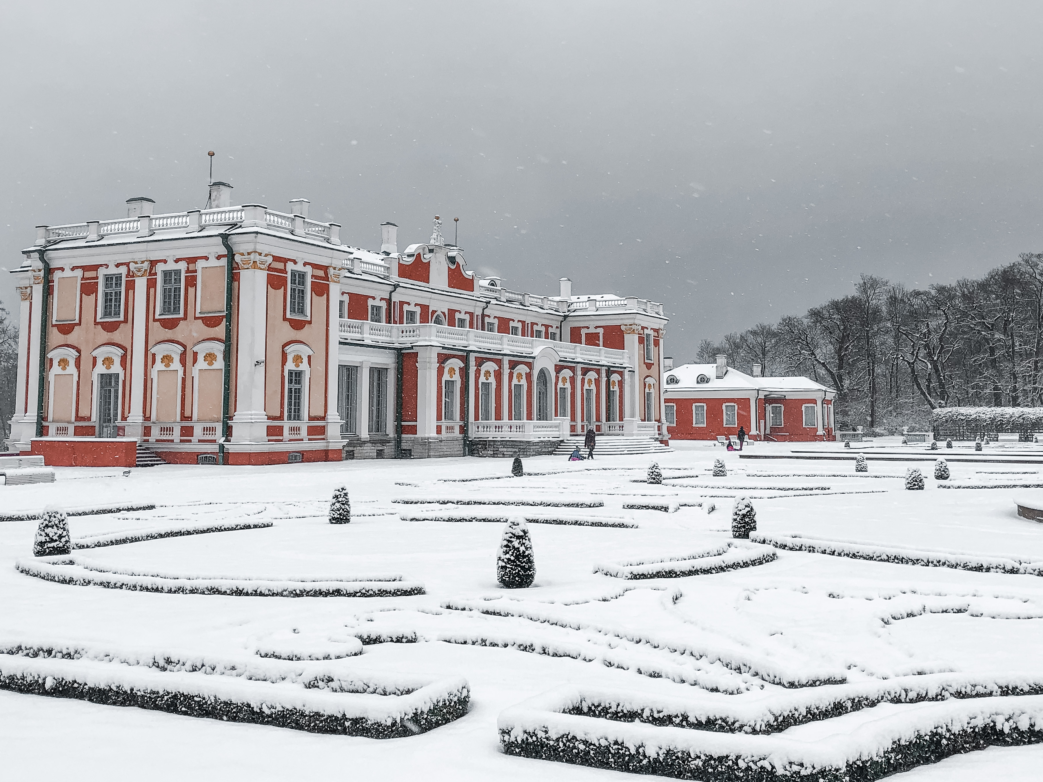 Der Kadriorg-Park ist der herausragendste Schloss- und Stadtpark in Estland und breitet sich auf einer Fläche von ungefähr 70 Hektar aus. Mit der Anla