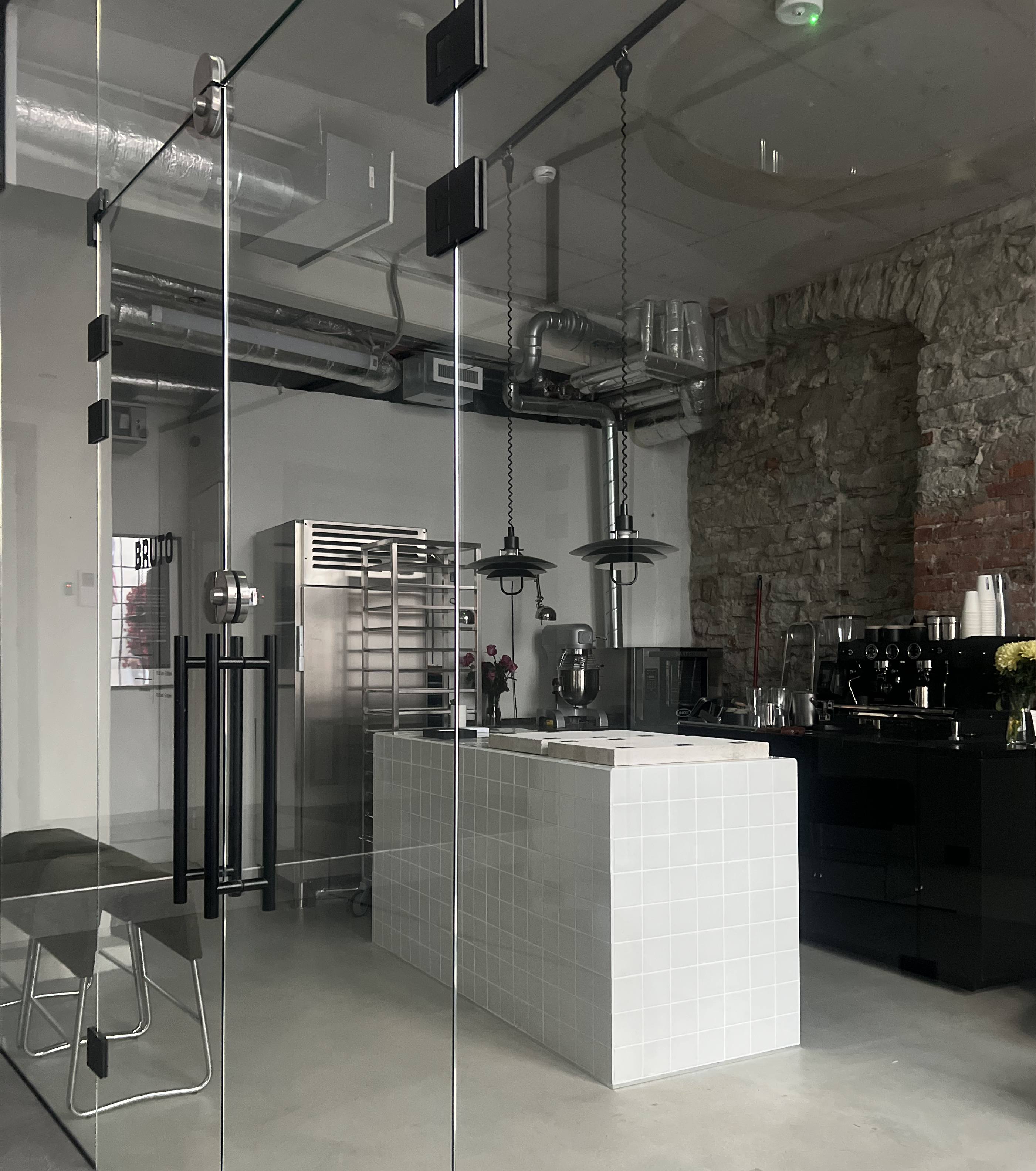 Minimalistlik Bruto pagarikoda Tallinna vanalinnas