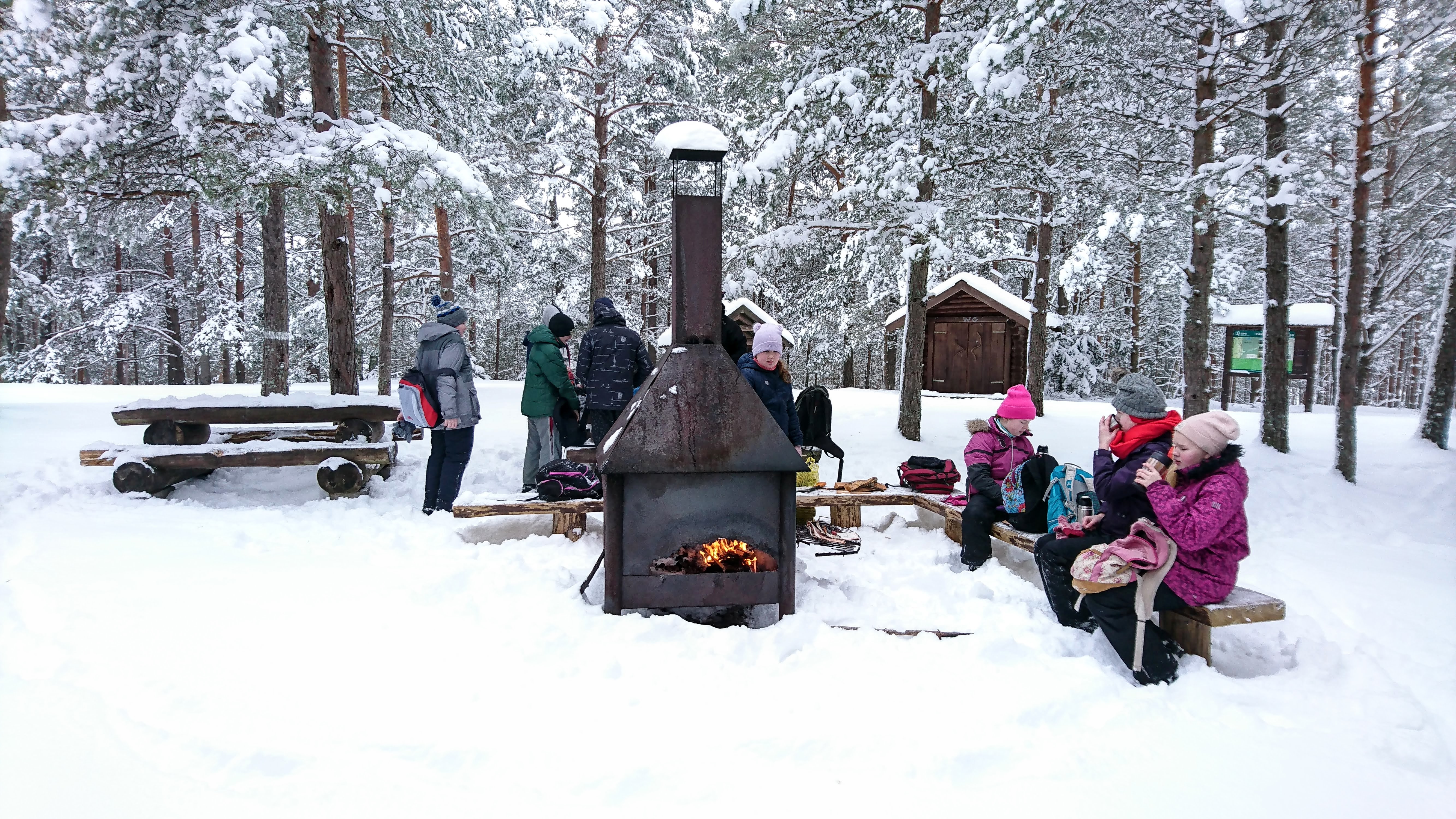 Üle tee asuv talvine Tõotusemäe lõkkekoht
