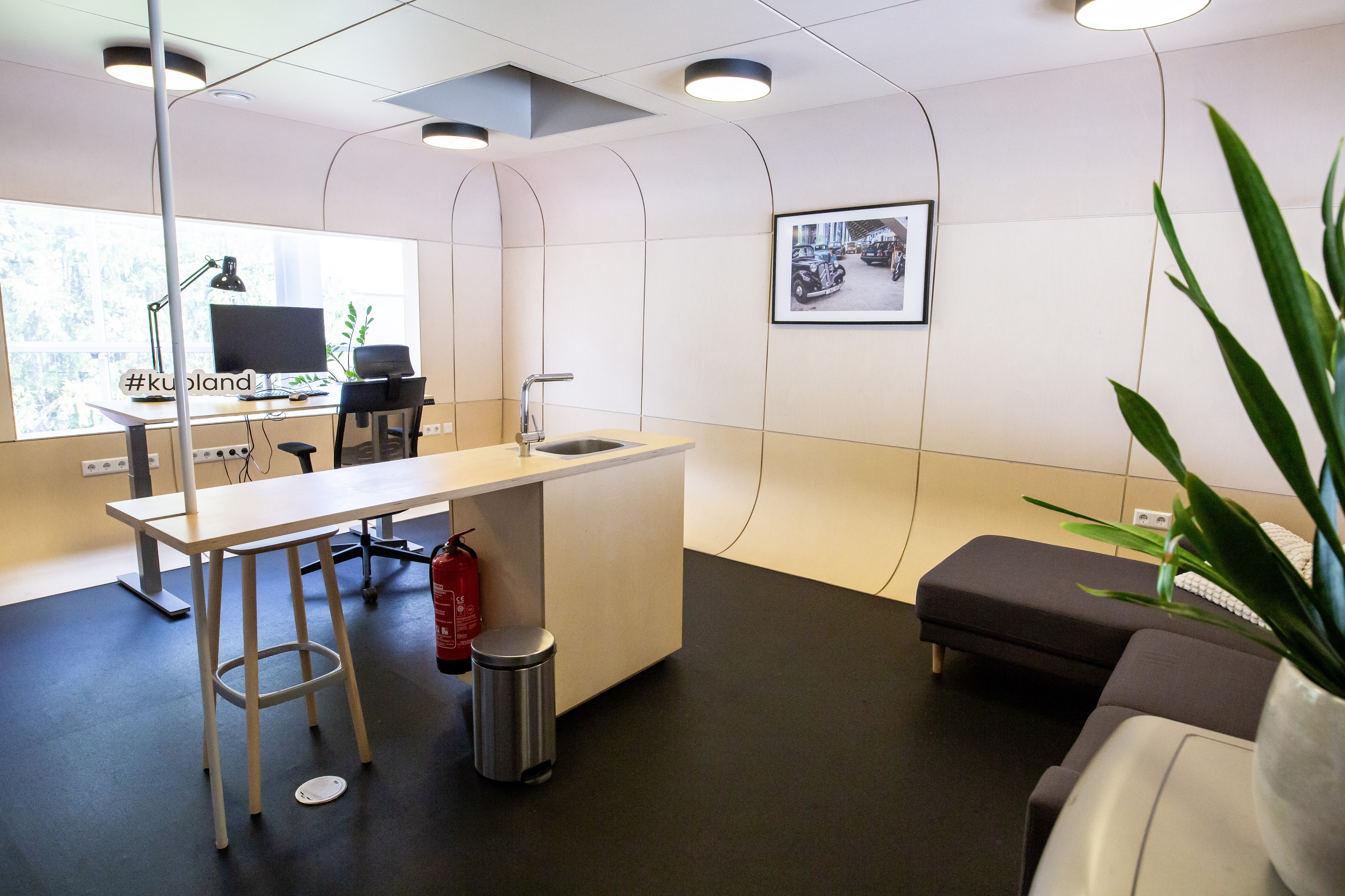 Kuplandi Remote-Arbeitsbüro in der Maschinenhalle, Innenansicht