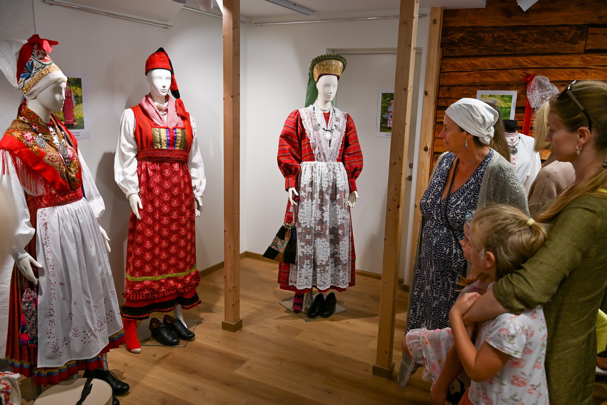 Pērnavas tautastērpu skolas IV izlaiduma darbu izstāde