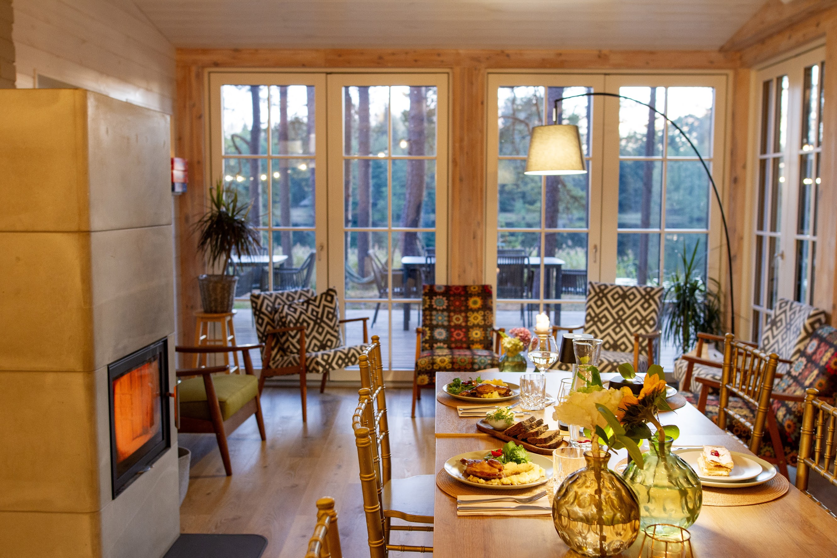 Saarjärve villa söögitoa kaminanurk