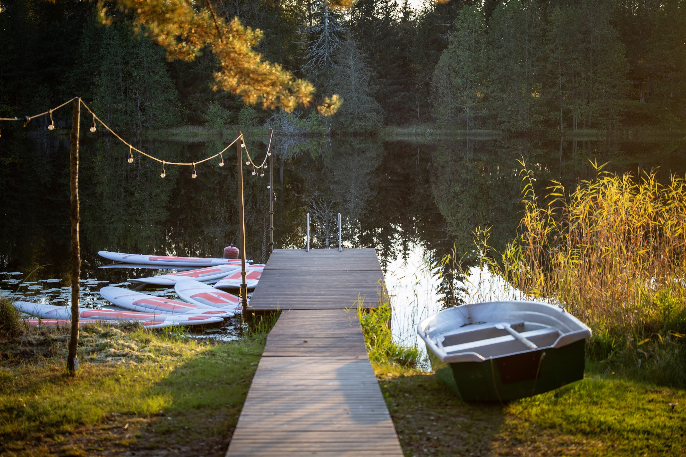 Saarjärve villa ujumiskai koos aerusurfi ja aerupaadiga