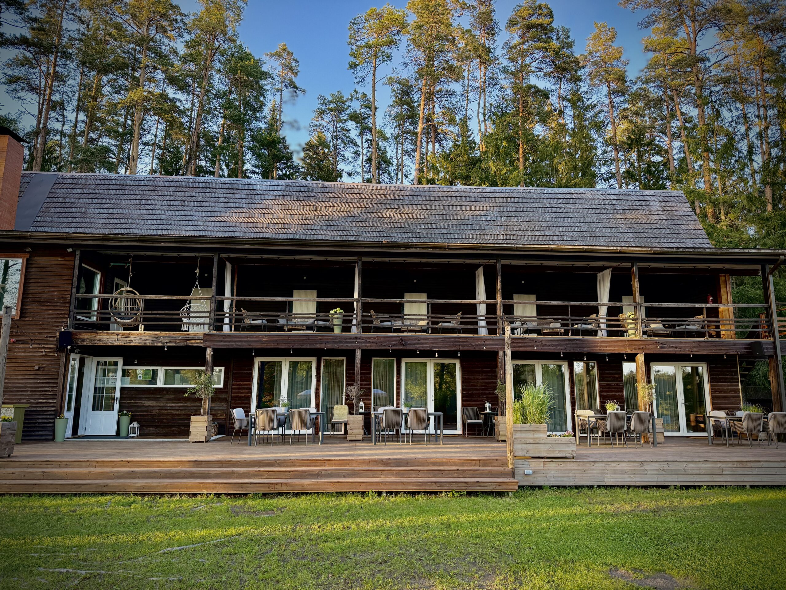 Saarjärve Villa majaesine terrass ja pääsud tubadesse